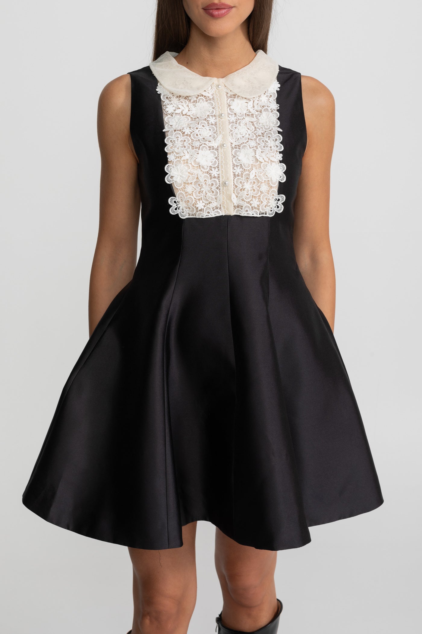Abito Mini A-Line con Bavero in Pizzo – Nero