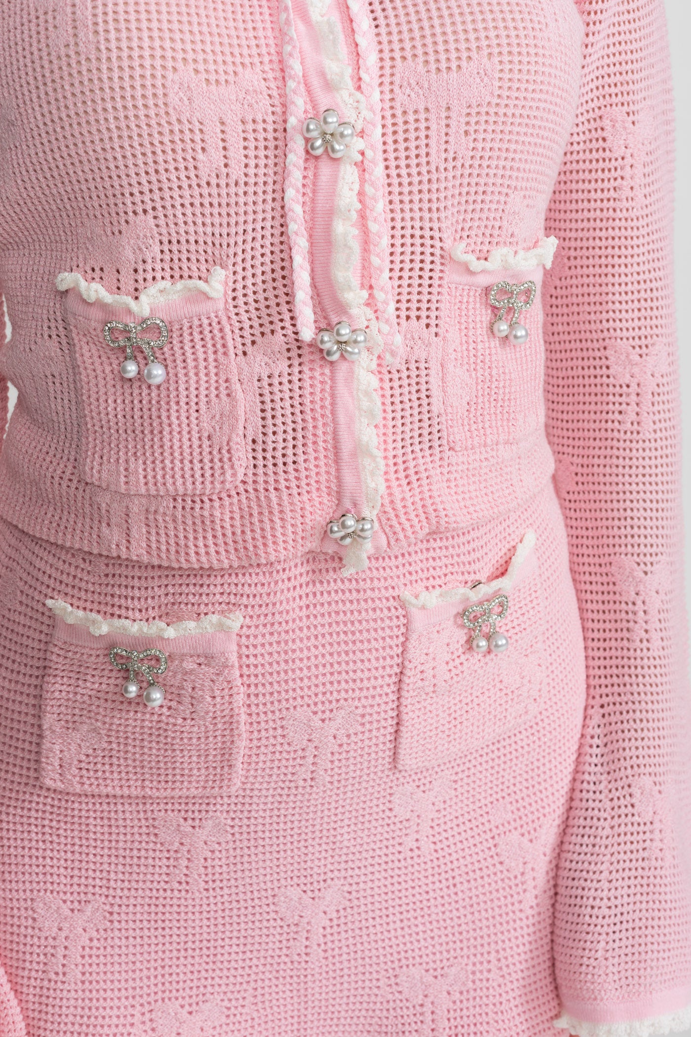 Completo in maglia con dettagli in perle e fiocco – Baby Pink