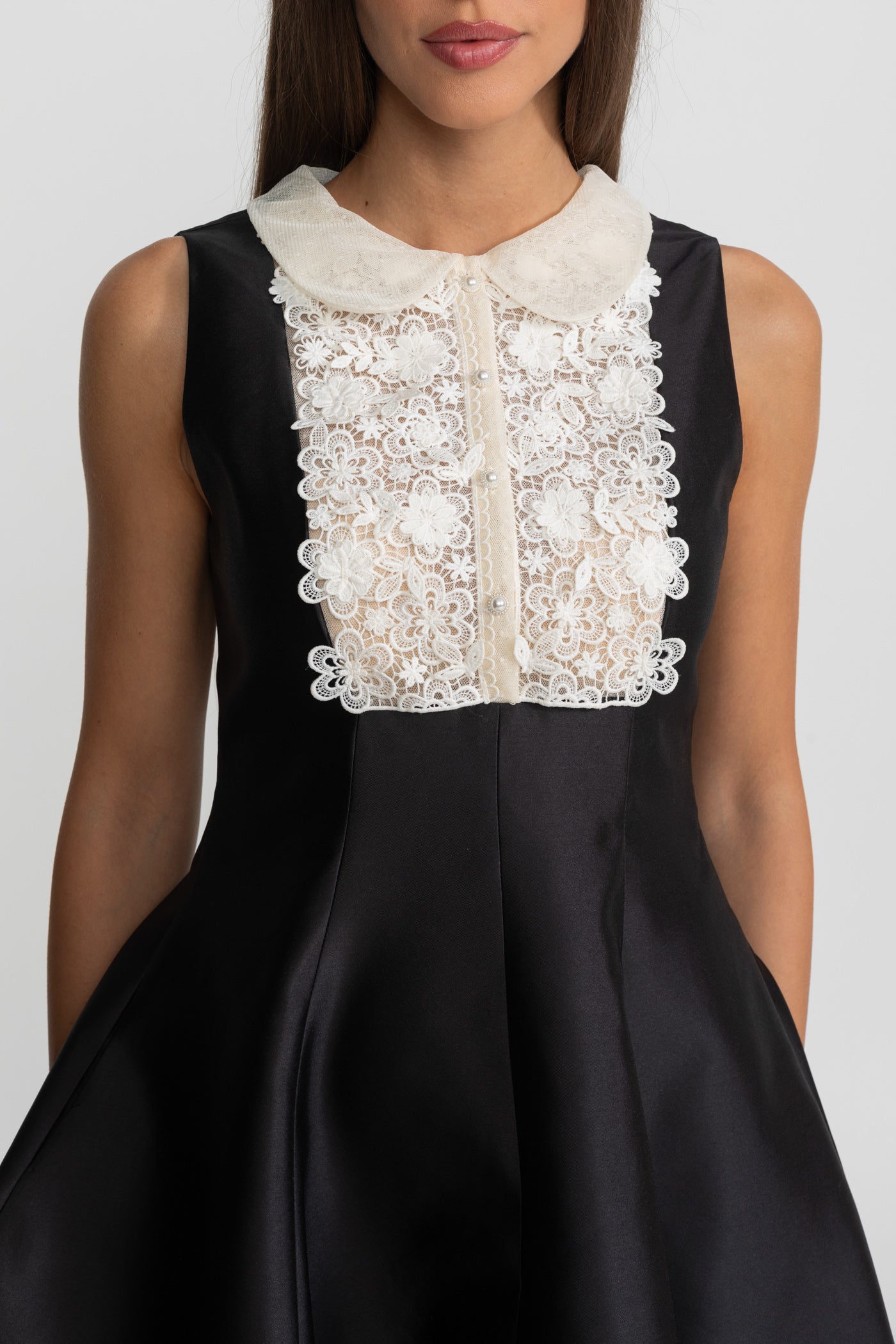 Abito Mini A-Line con Bavero in Pizzo – Nero