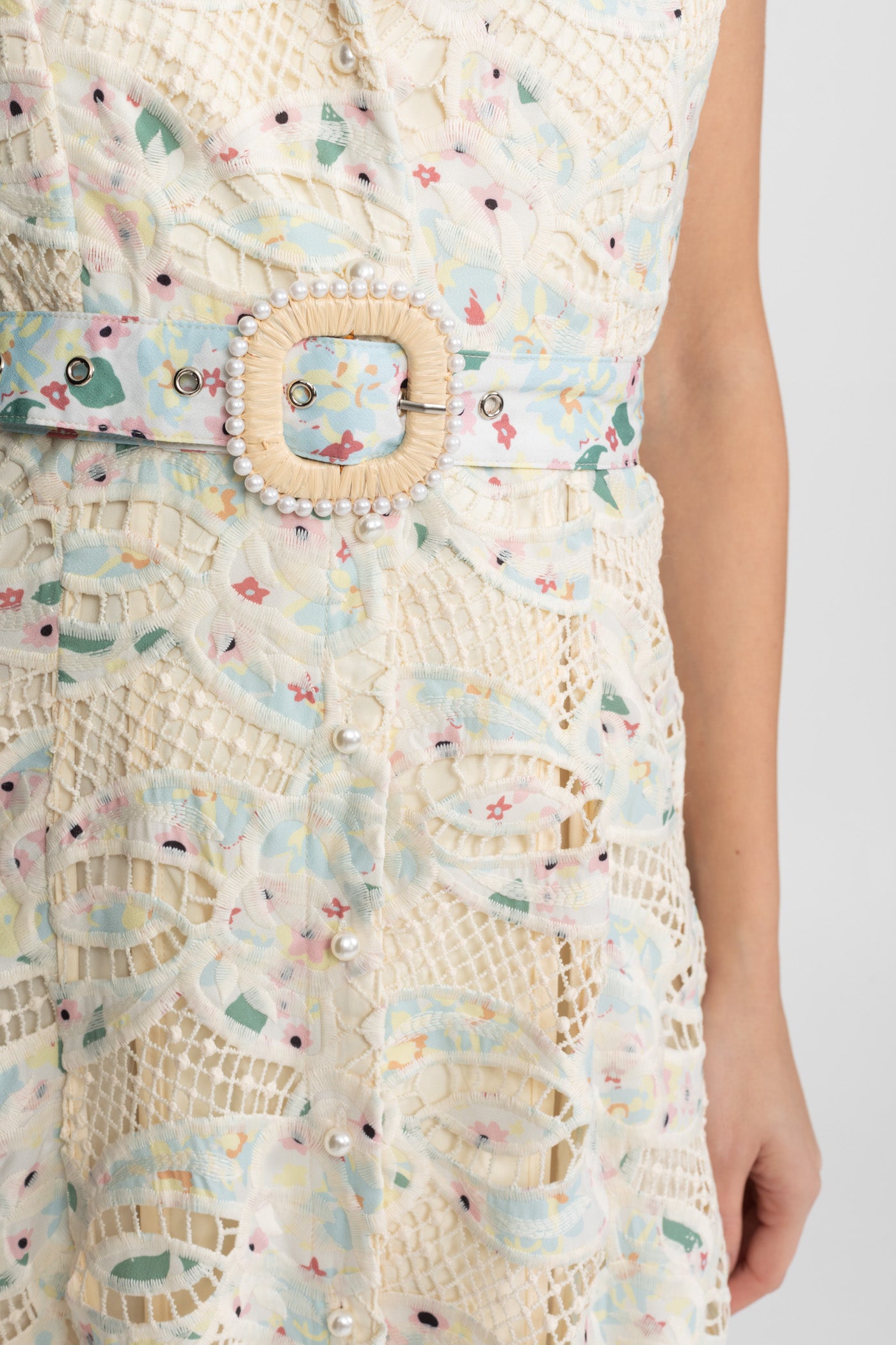 Abito Midi in Pizzo con Scollo Halter e Vita Cinturata – Ivoire