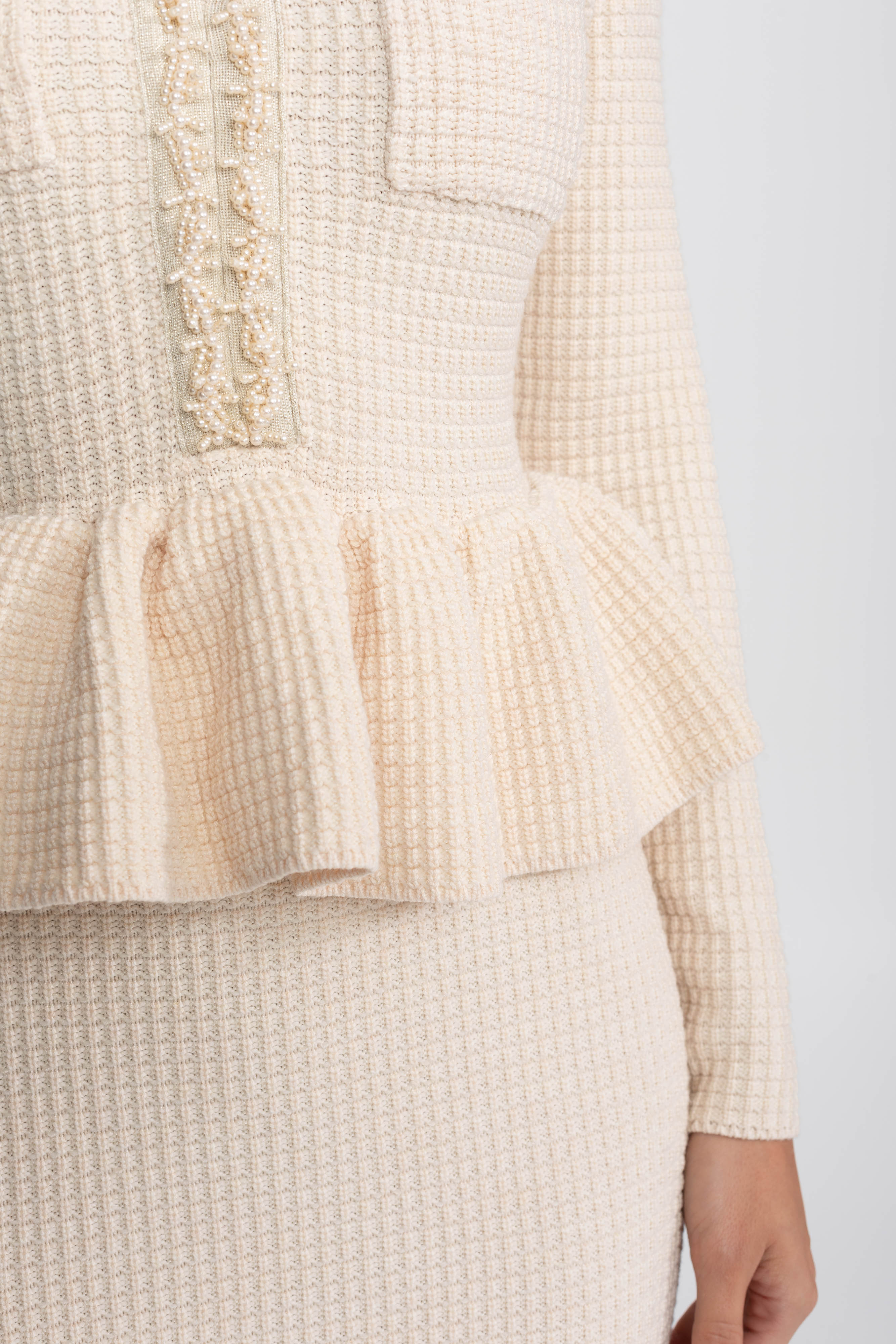 Abito Peplum in Maglia con Rifinitura Frangiata e Tasche Frontali sul Petto - Beige