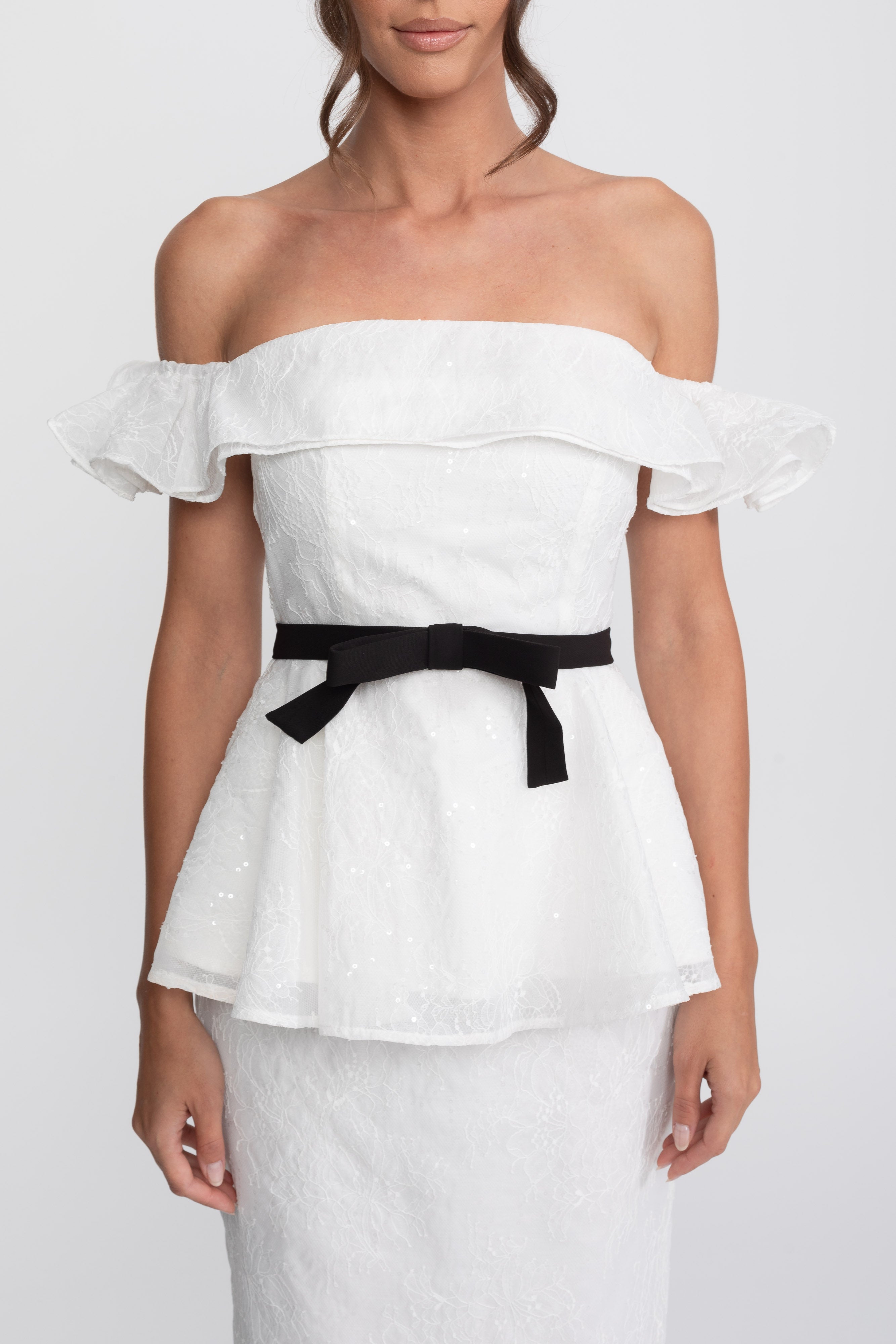 Set Top e Gonna Peplum con Spalle Scoperte e Cintura in Nastro Nero - Bianco