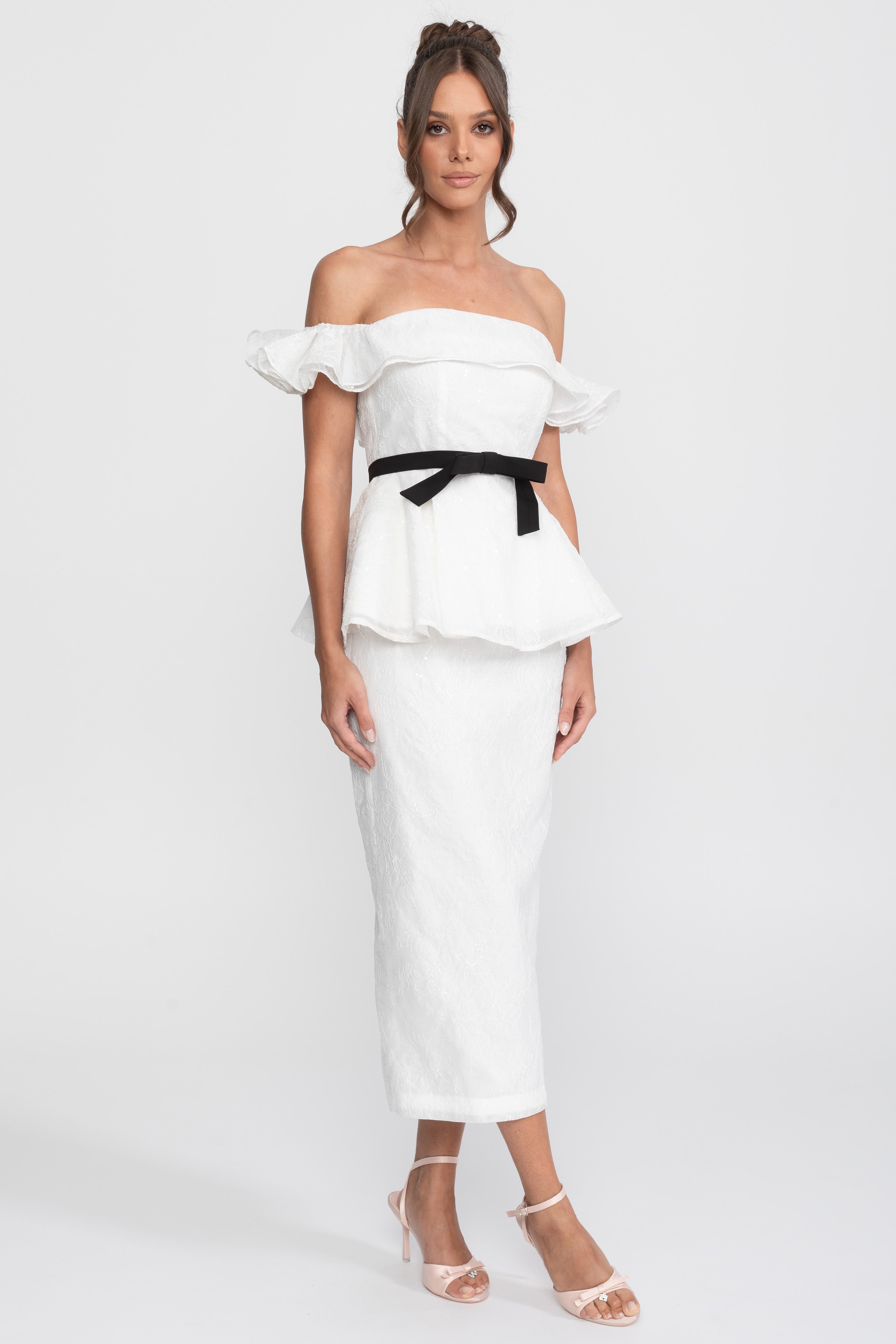Set Top e Gonna Peplum con Spalle Scoperte e Cintura in Nastro Nero - Bianco