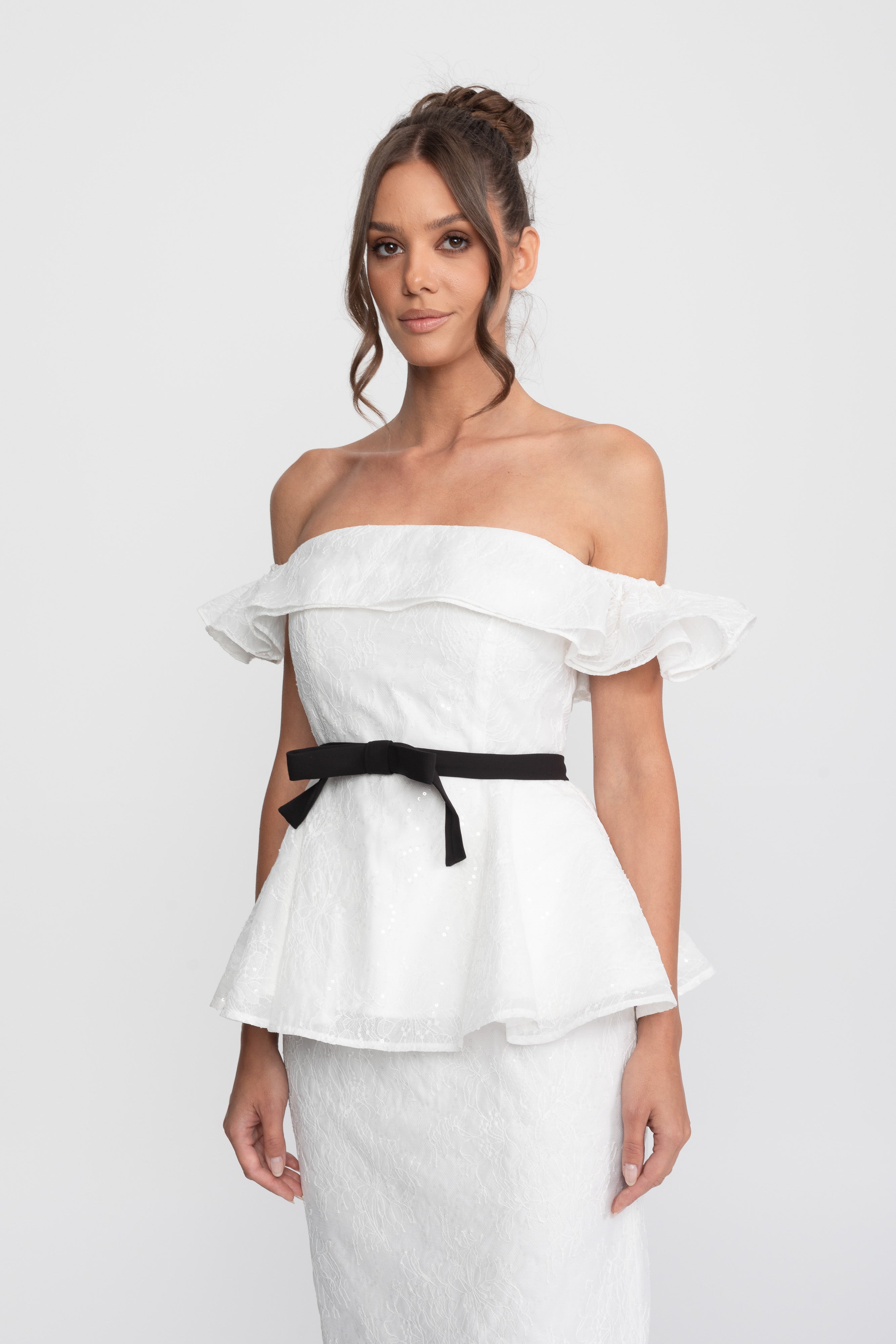 Set Top e Gonna Peplum con Spalle Scoperte e Cintura in Nastro Nero - Bianco