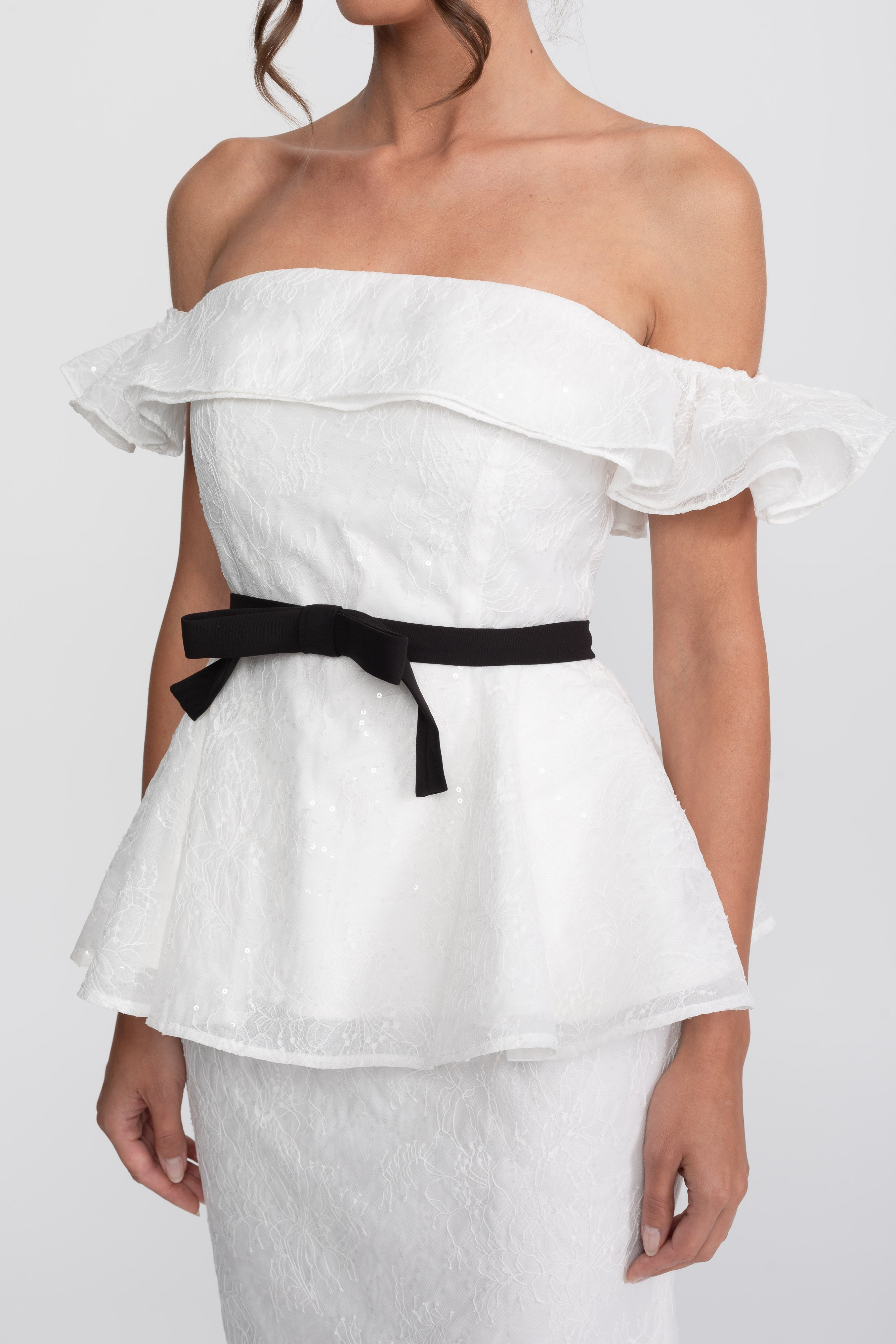 Set Top e Gonna Peplum con Spalle Scoperte e Cintura in Nastro Nero - Bianco
