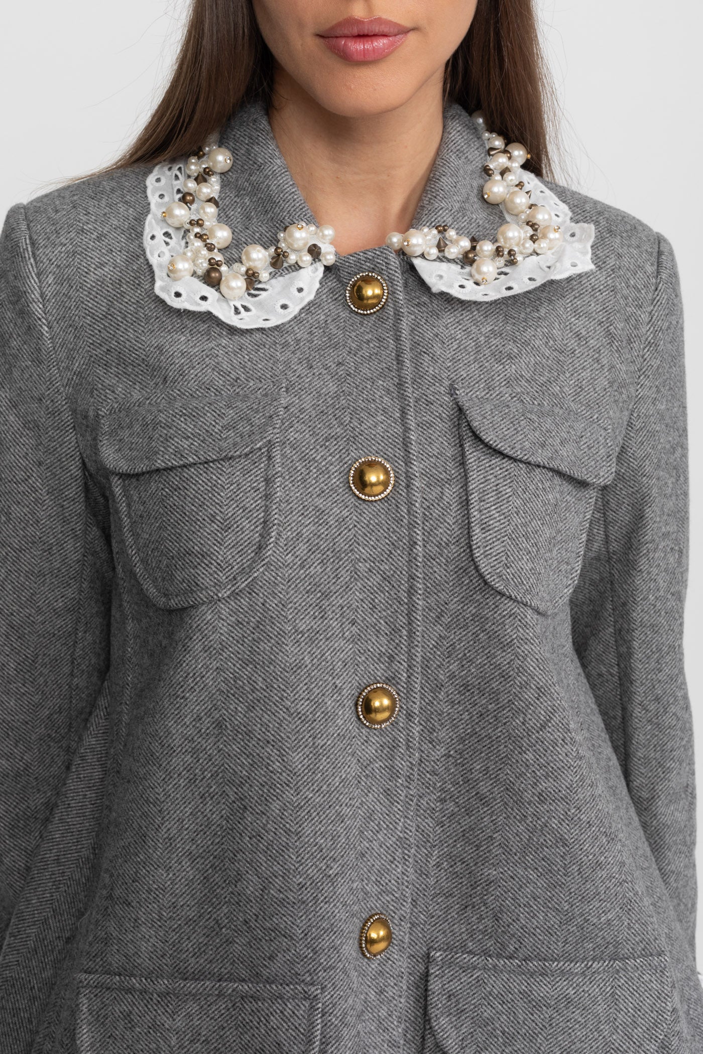 Mini cappotto con colletto in pizzo impreziosito da perle – Grigio