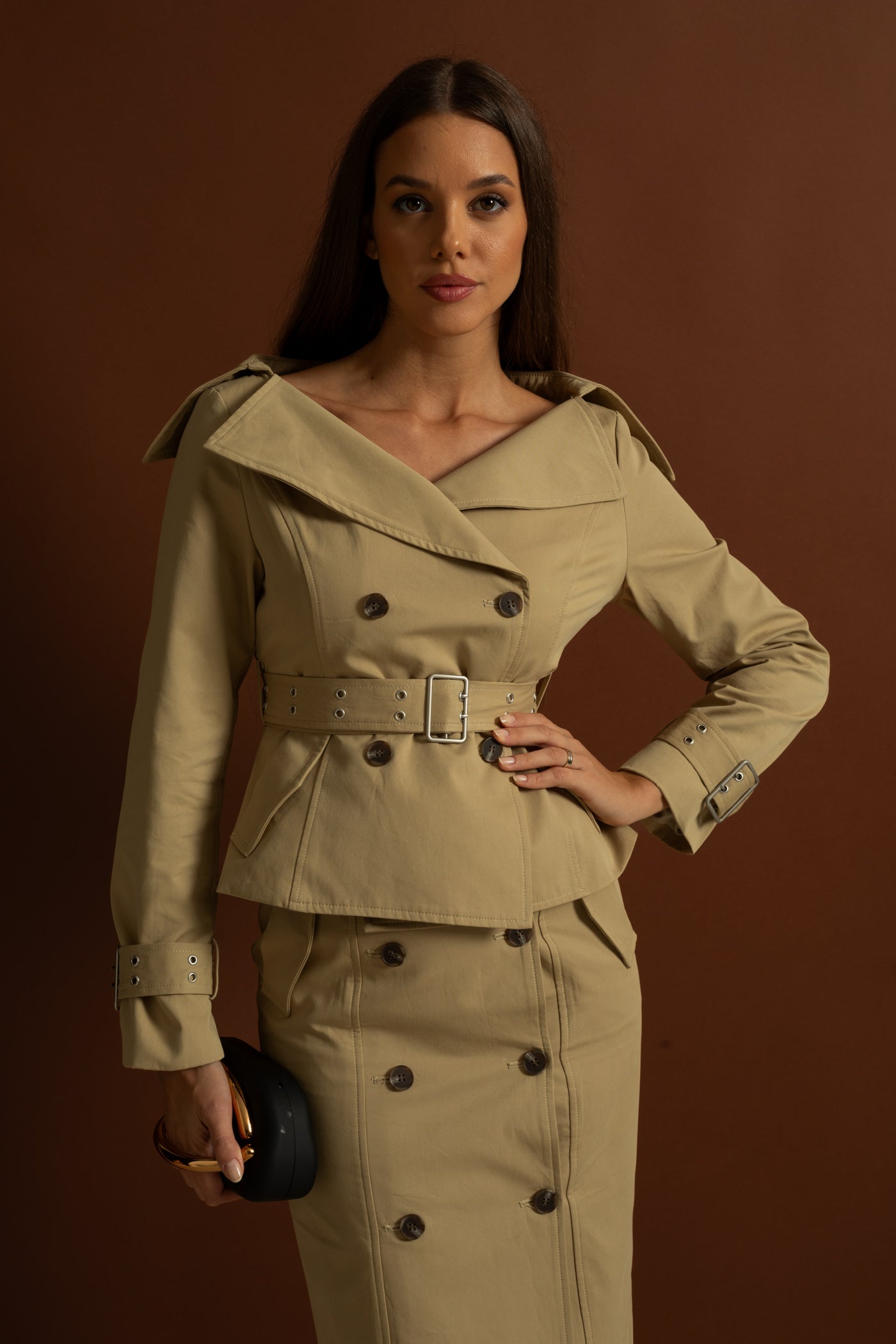 Completo coordinato giacca trench peplum scollata e gonna a tubino – Khaki