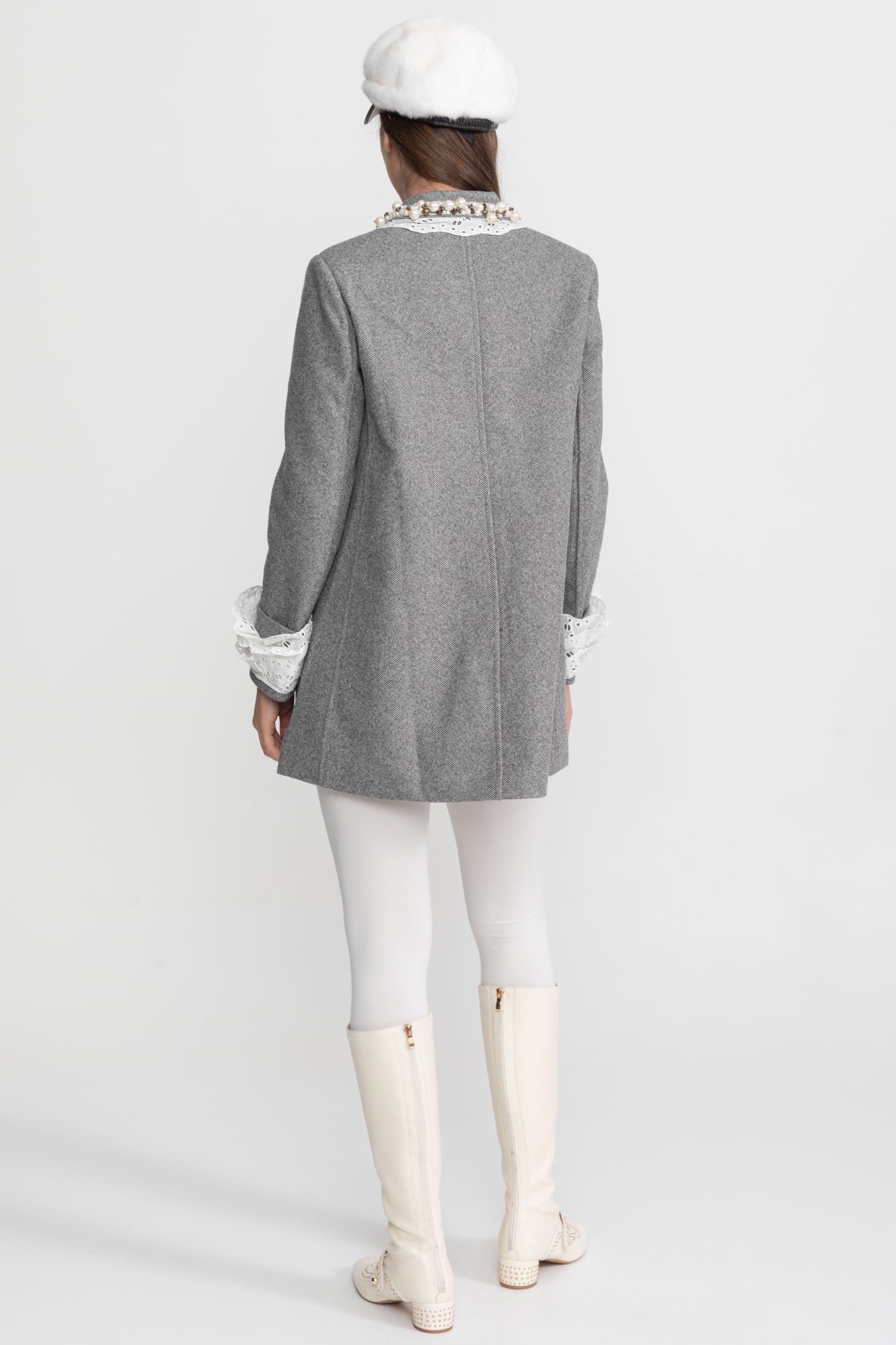 Mini cappotto con colletto in pizzo impreziosito da perle – Grigio