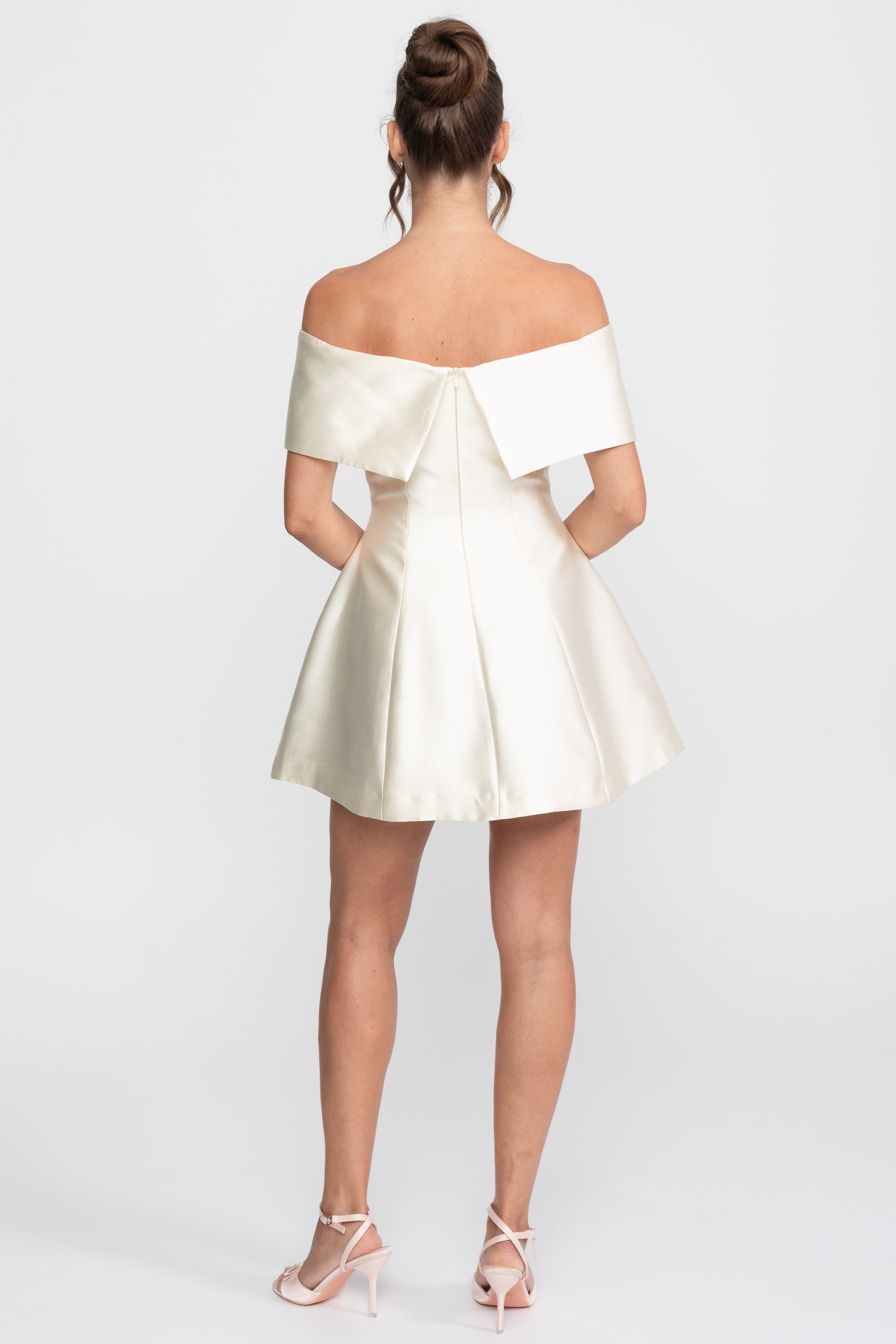 Abito Mini Fit-and-Flare con Spalle Scoperte e Spilla con Cristalli - Ivoire