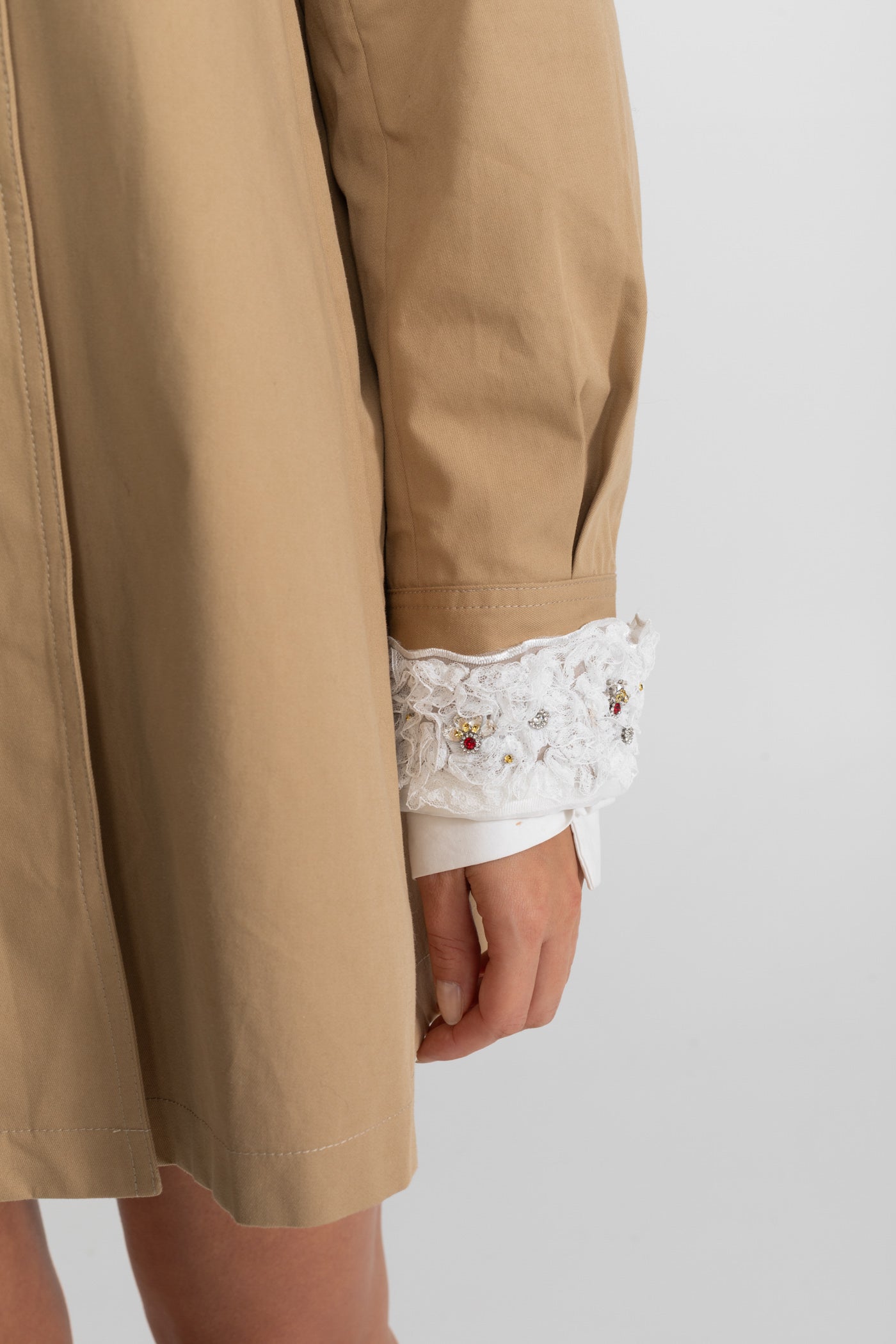 Abito Mini Trench A-Line con Colletto Ricamato – Camel