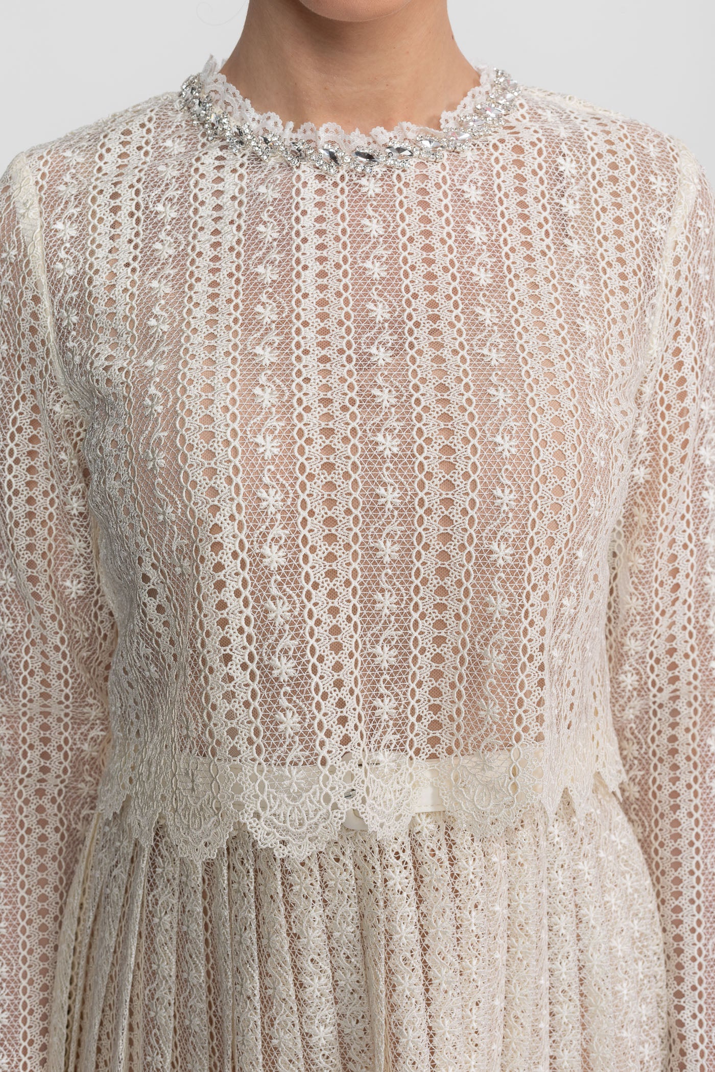 Abito Mini in Pizzo con Collo Alto e Gonna Plissettata - Ivoire