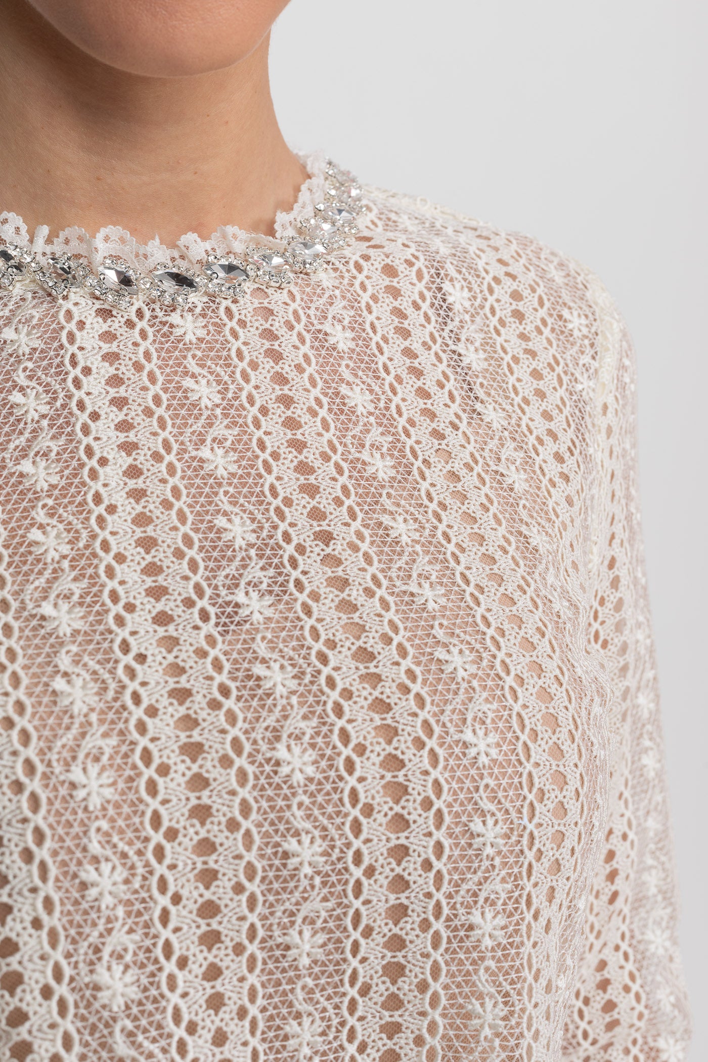 Abito Mini in Pizzo con Collo Alto e Gonna Plissettata - Ivoire