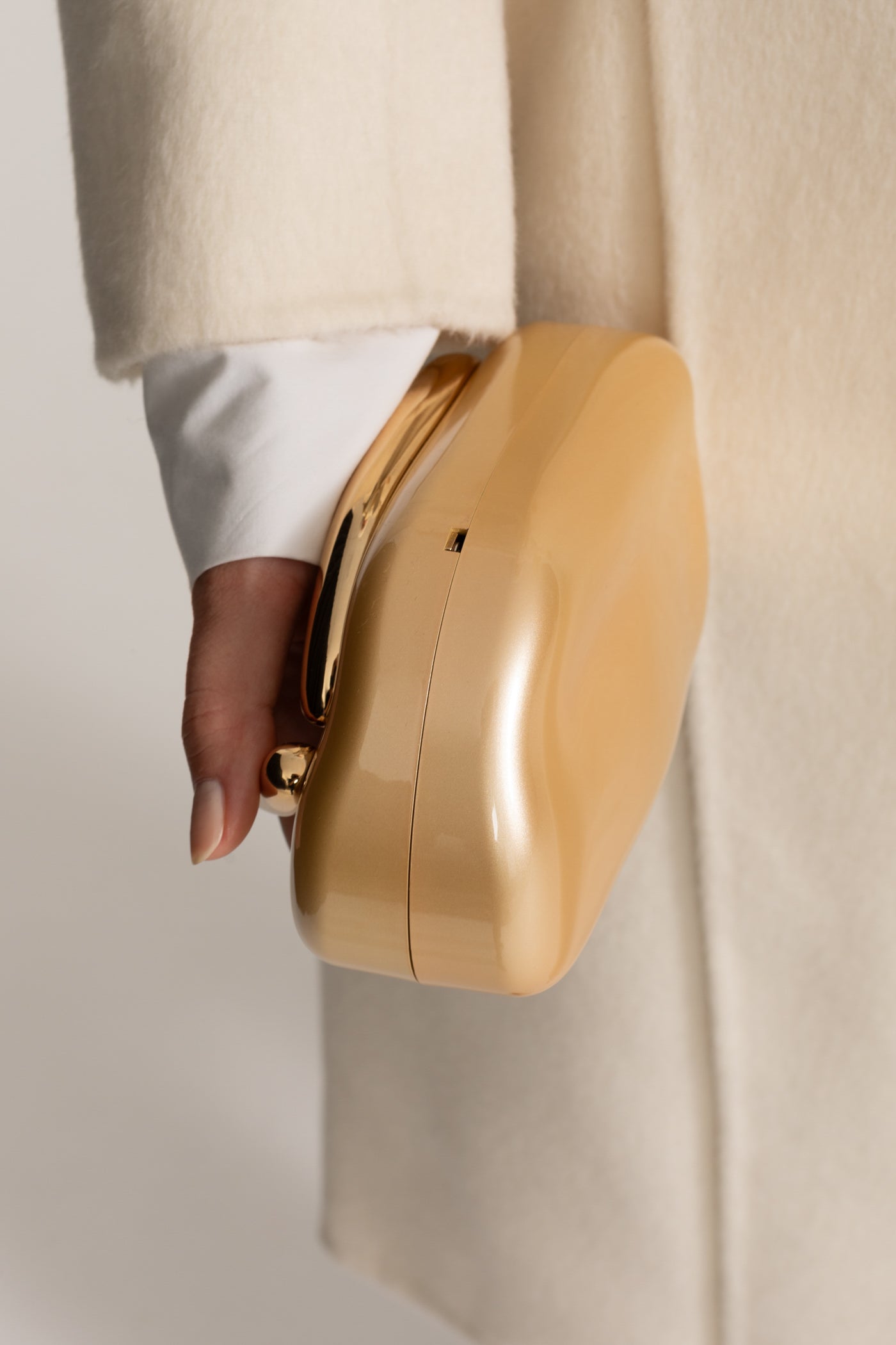 Clutch con Manico Scultoreo in Oro – Oro