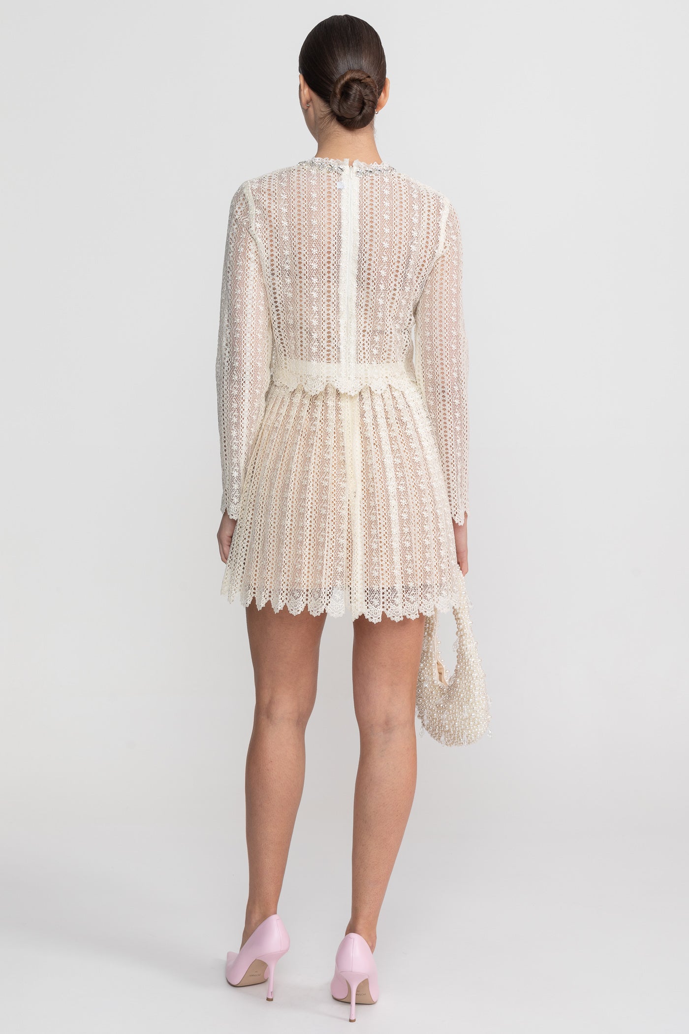 Abito Mini in Pizzo con Collo Alto e Gonna Plissettata - Ivoire