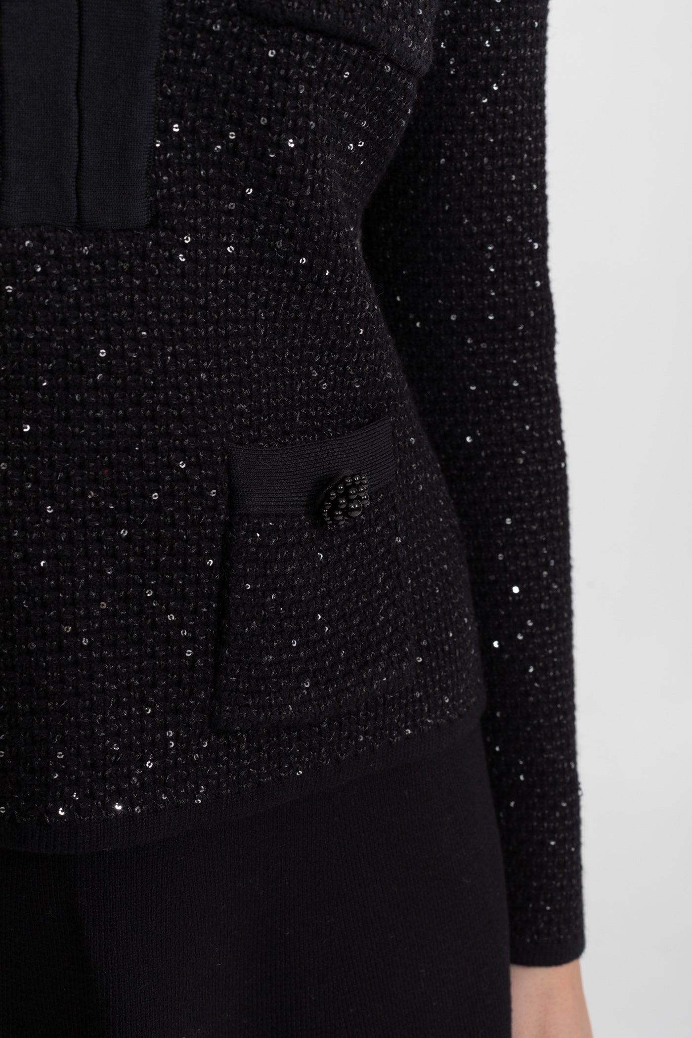 Completo Coordinato in Tweed Decorato con Chiusure a Fiocco e Mini Gonna – Nero