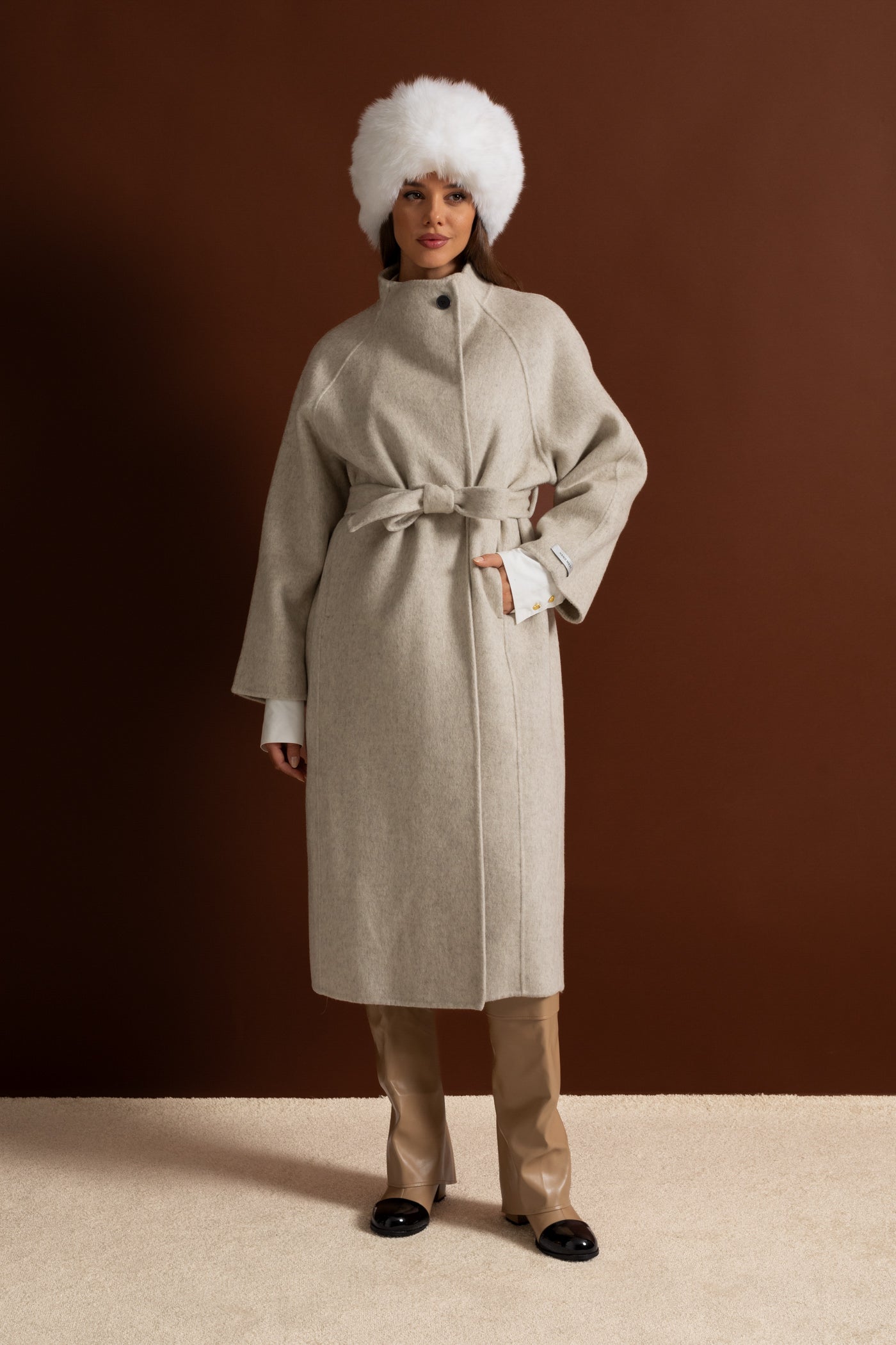 Cappotto Midi Cinturato con Collo Alto - Beige