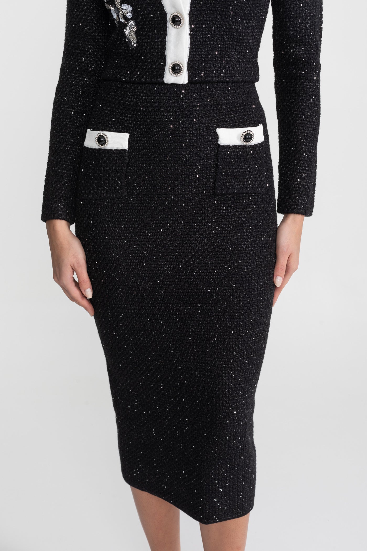 Completo Coordinato in Maglia di Tweed Ricamato con Rifiniture a Contrasto – Nero