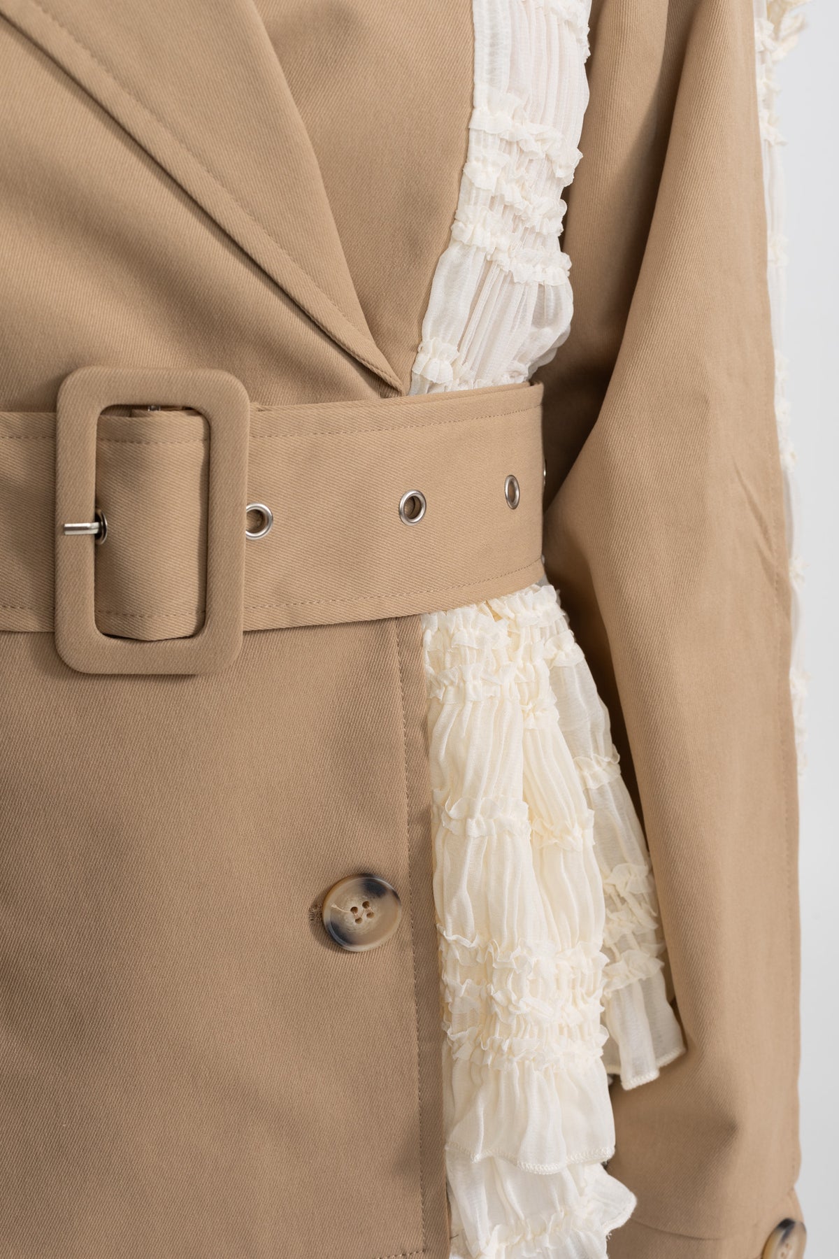Giacca trench con pannello in pizzo e cintura – Beige