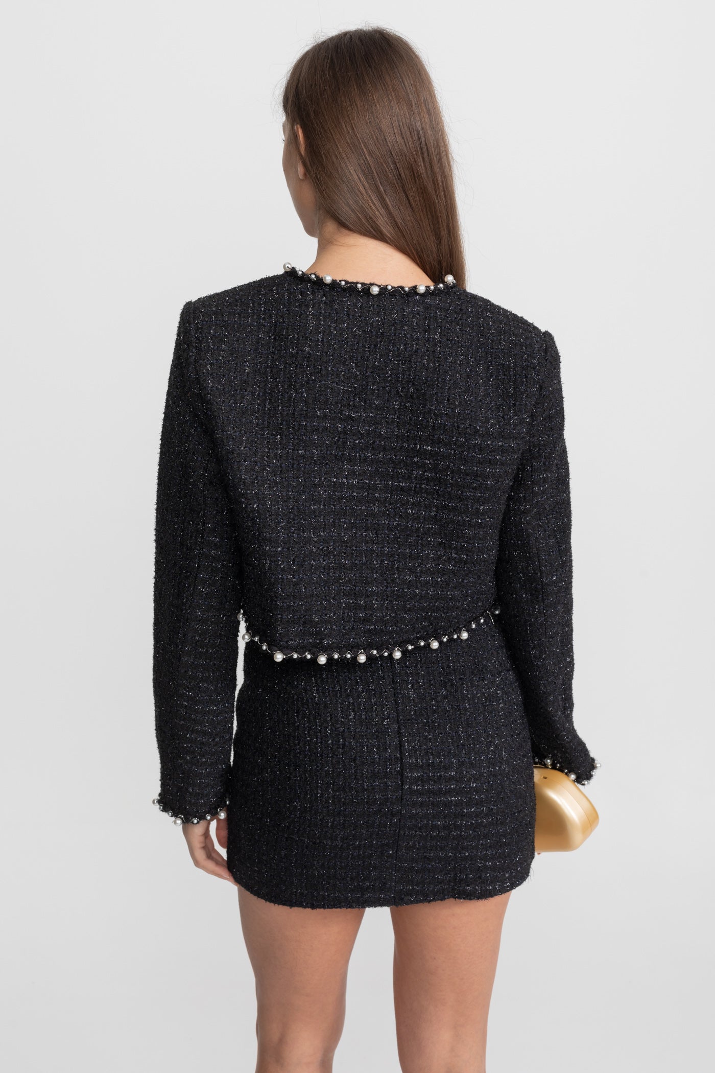 Blazer in tweed corto con rifiniture in perle e apertura frontale – Nero