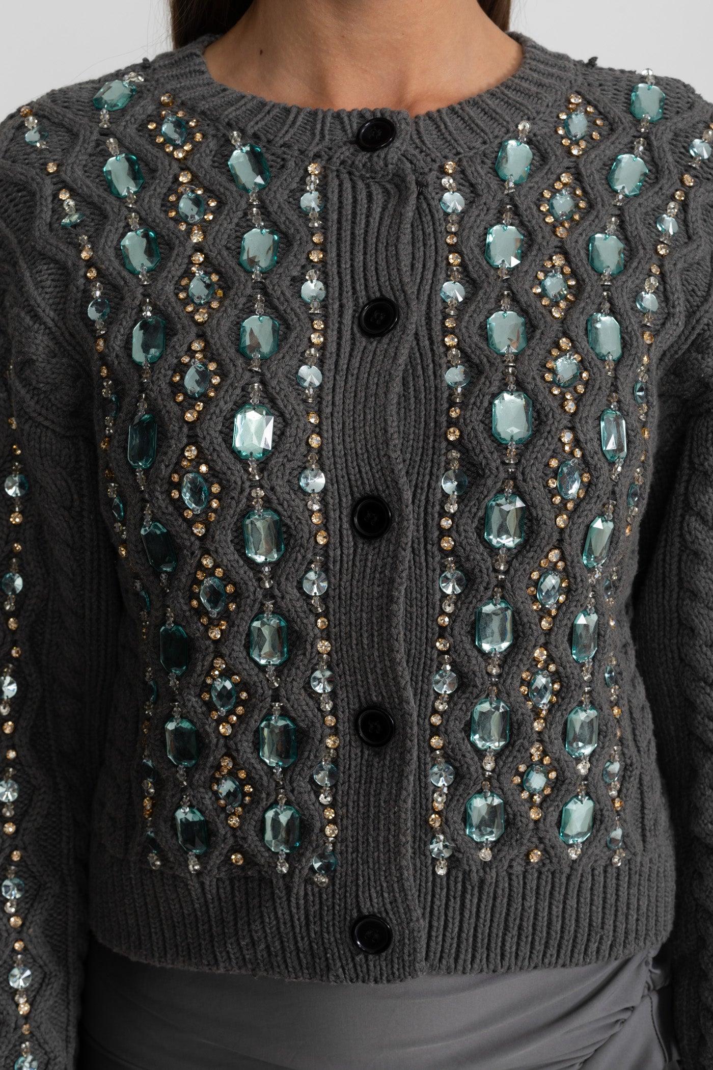 Cardigan in Maglia a Treccia Decorato con Gemme – Grigio Carbone