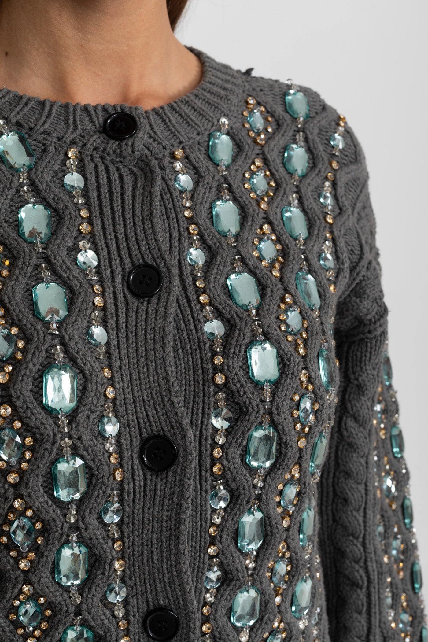 Cardigan in Maglia a Treccia Decorato con Gemme – Grigio Carbone
