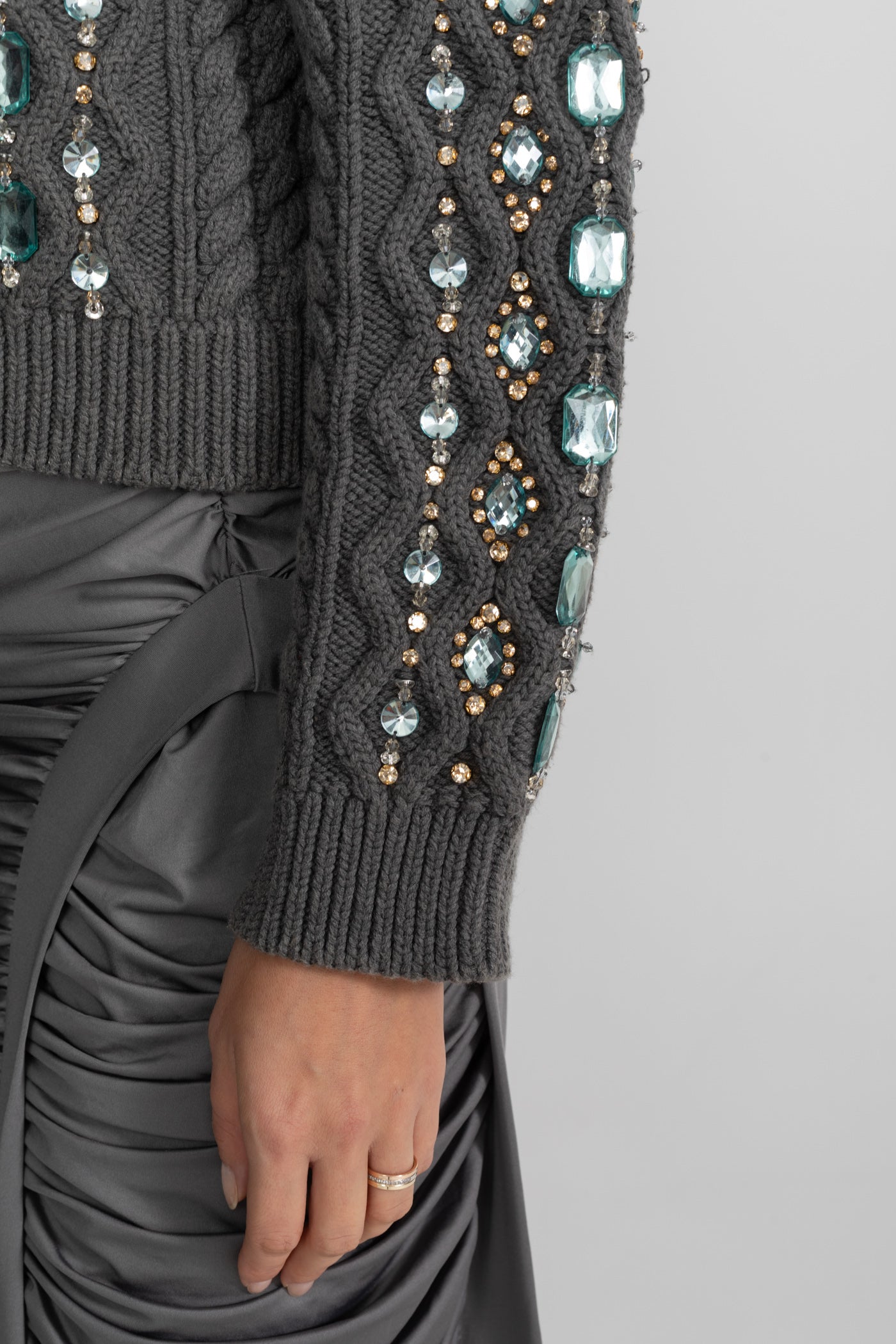 Cardigan in Maglia a Treccia Decorato con Gemme – Grigio Carbone