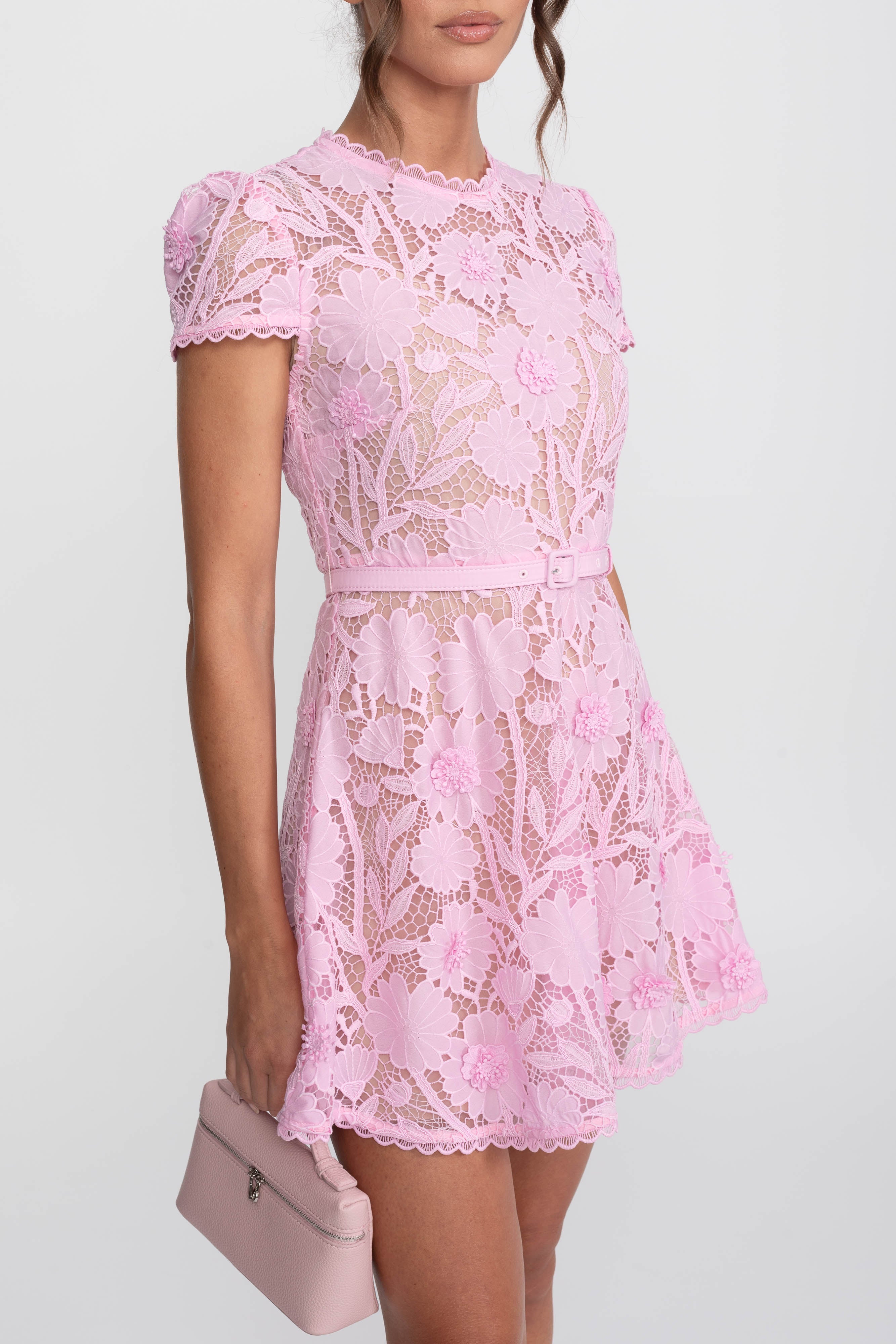 Abito in pizzo floreale con cintura e scollo rotondo smerlato - Rosa