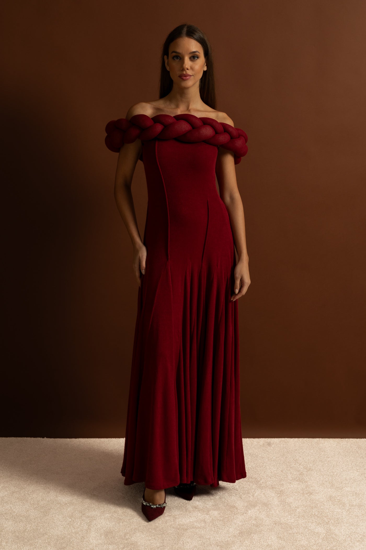 Abito Maxi con Scollo Intrecciato a Spalle Scoperte – Rosso Profondo