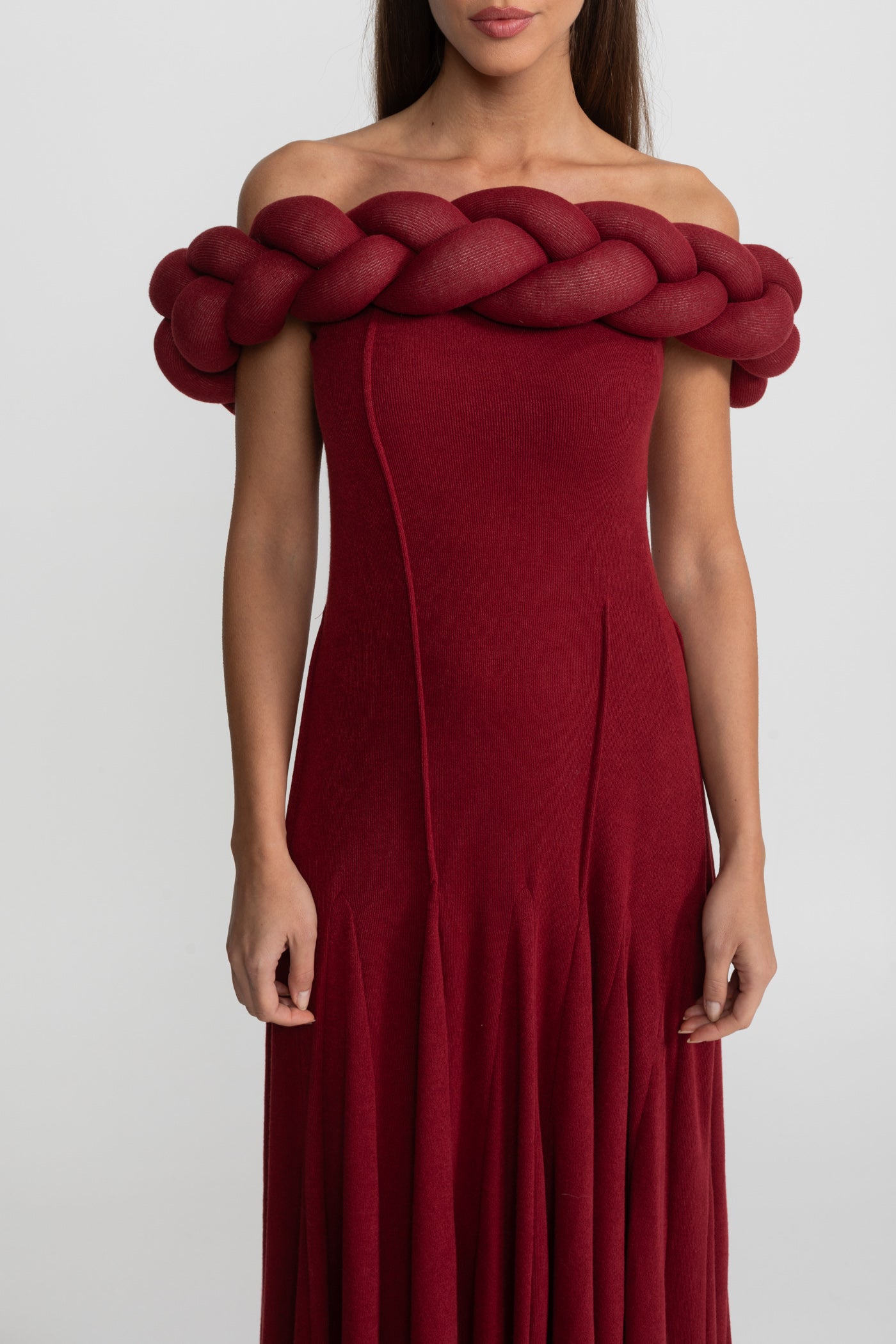 Abito Maxi con Scollo Intrecciato a Spalle Scoperte – Rosso Profondo