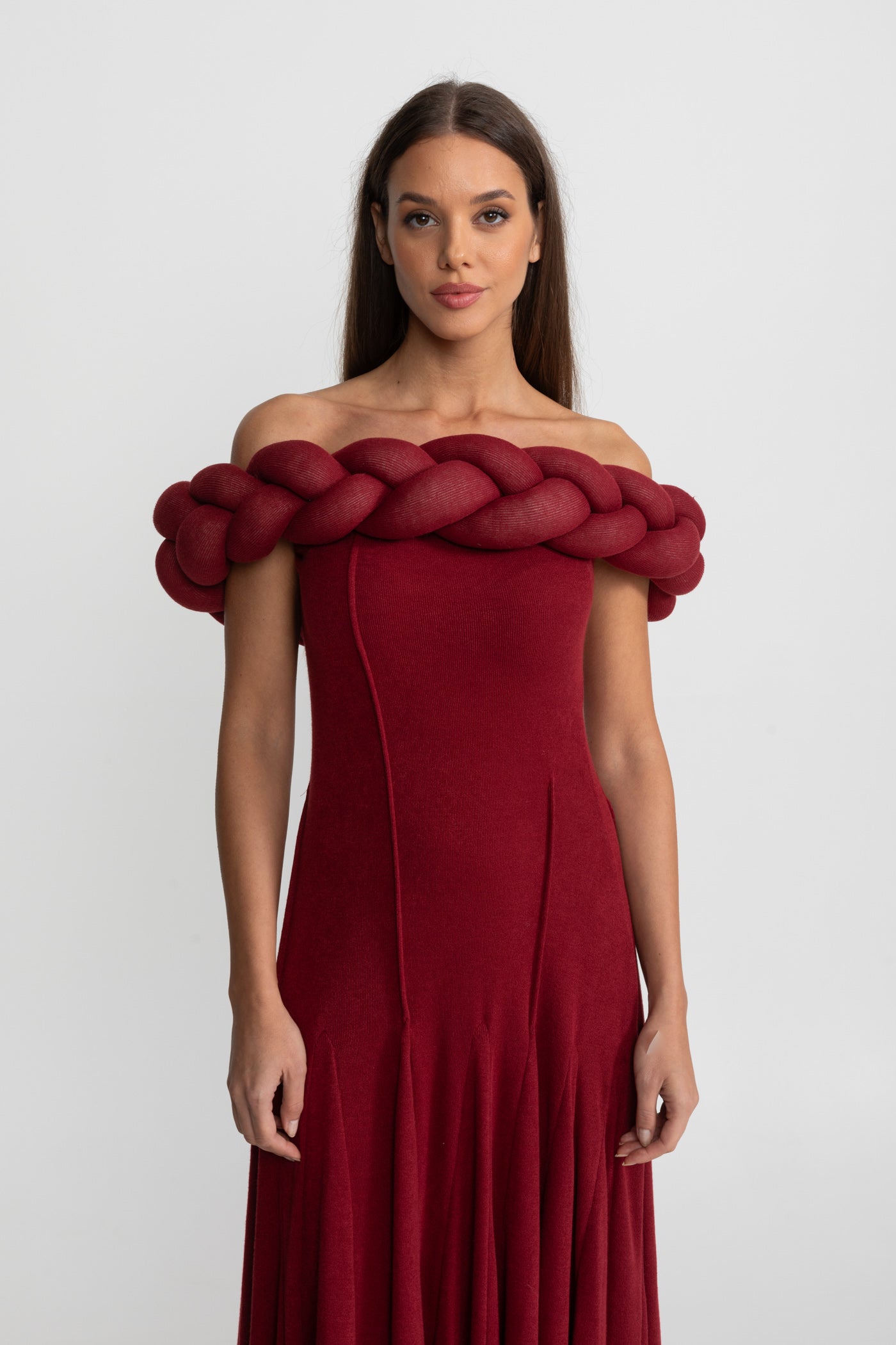 Abito Maxi con Scollo Intrecciato a Spalle Scoperte – Rosso Profondo
