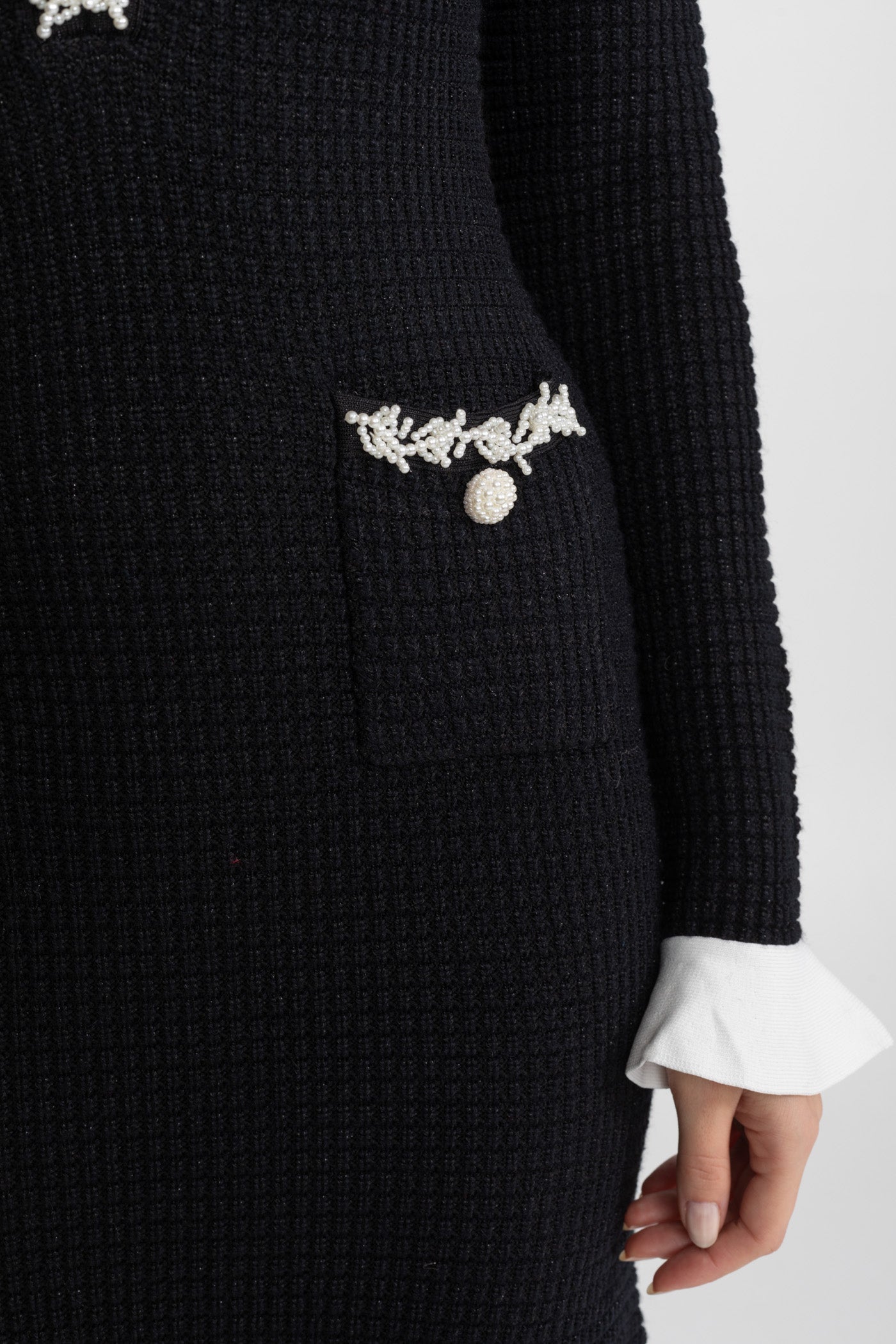 Abito Midi Testurizzato con Bordo Ricamato a Contrasto – Nero