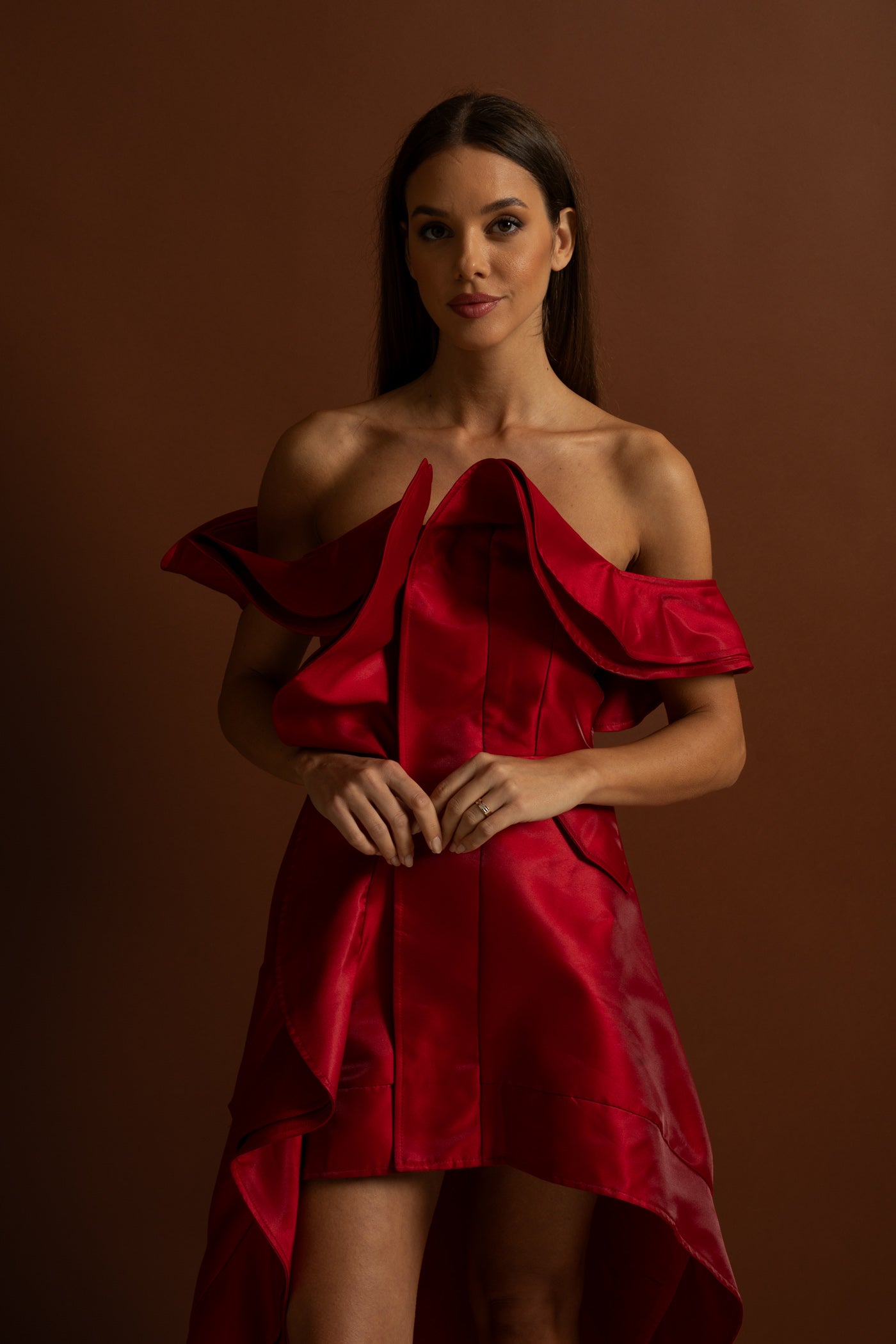 Abito in raso a balze con spalle scoperte e orlo asimmetrico – Rosso Cremisi