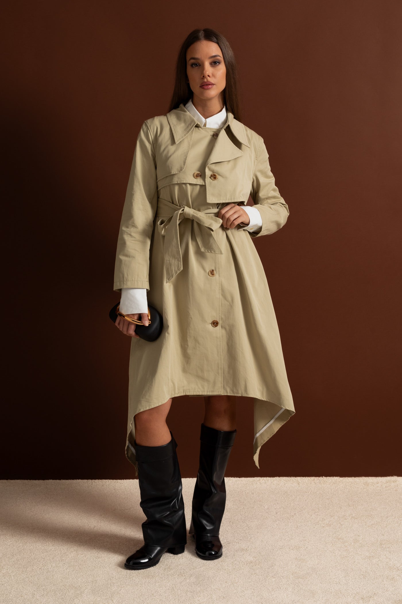 Trench lungo con cintura annodata e orlo asimmetrico - Beige