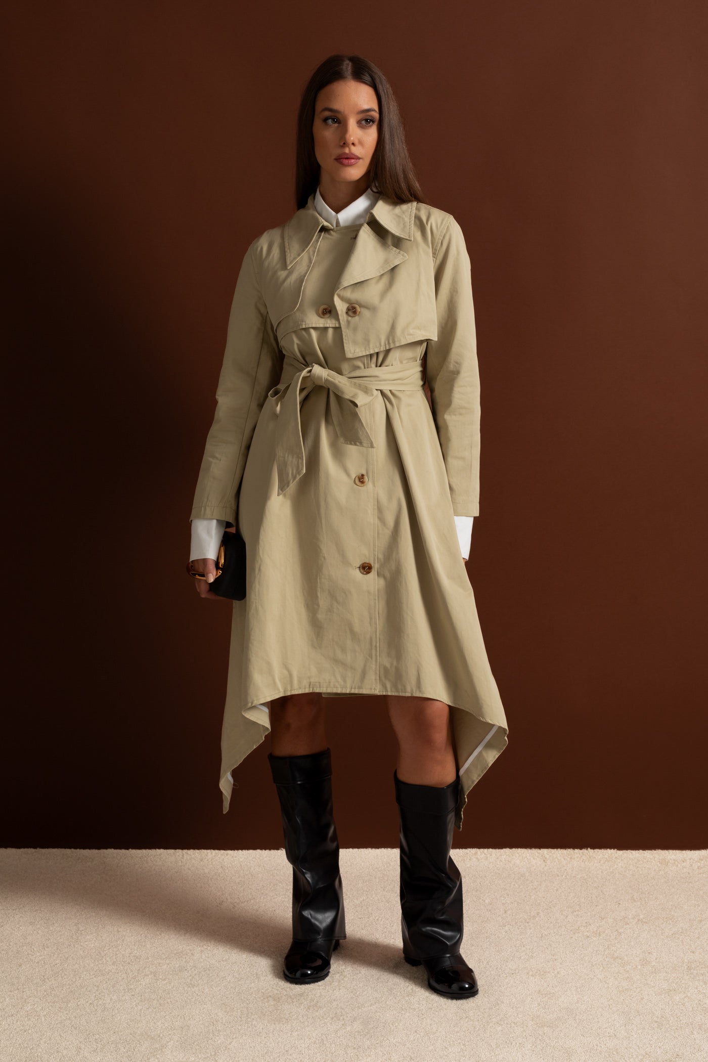 Trench lungo con cintura annodata e orlo asimmetrico - Beige