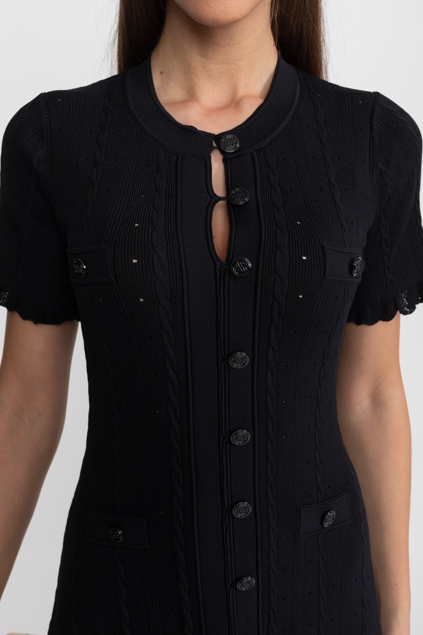 Abito Midi in Maglia con Bottoni sul Davanti e Maniche Smerlate – Nero