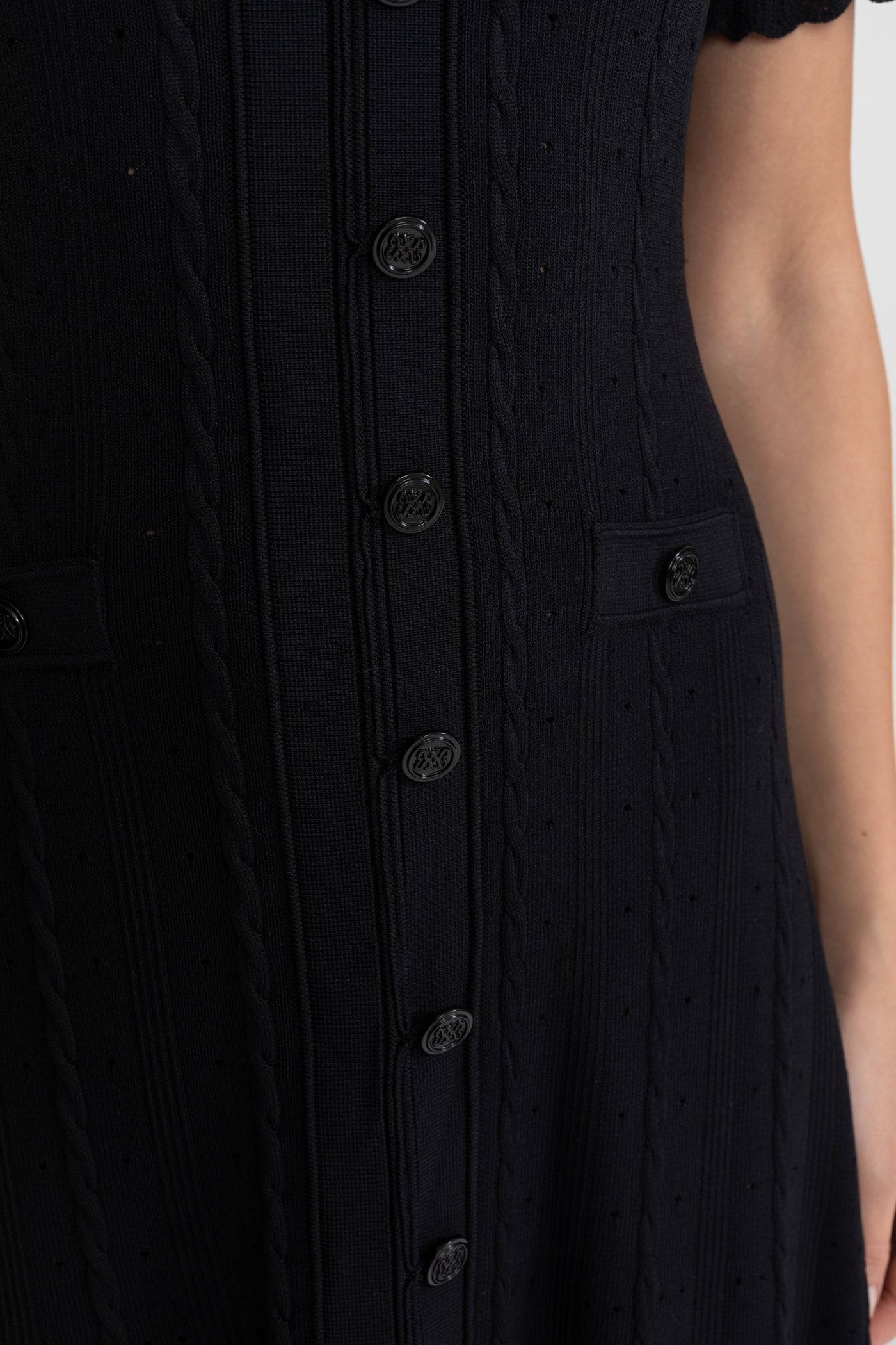 Abito Midi in Maglia con Bottoni sul Davanti e Maniche Smerlate – Nero