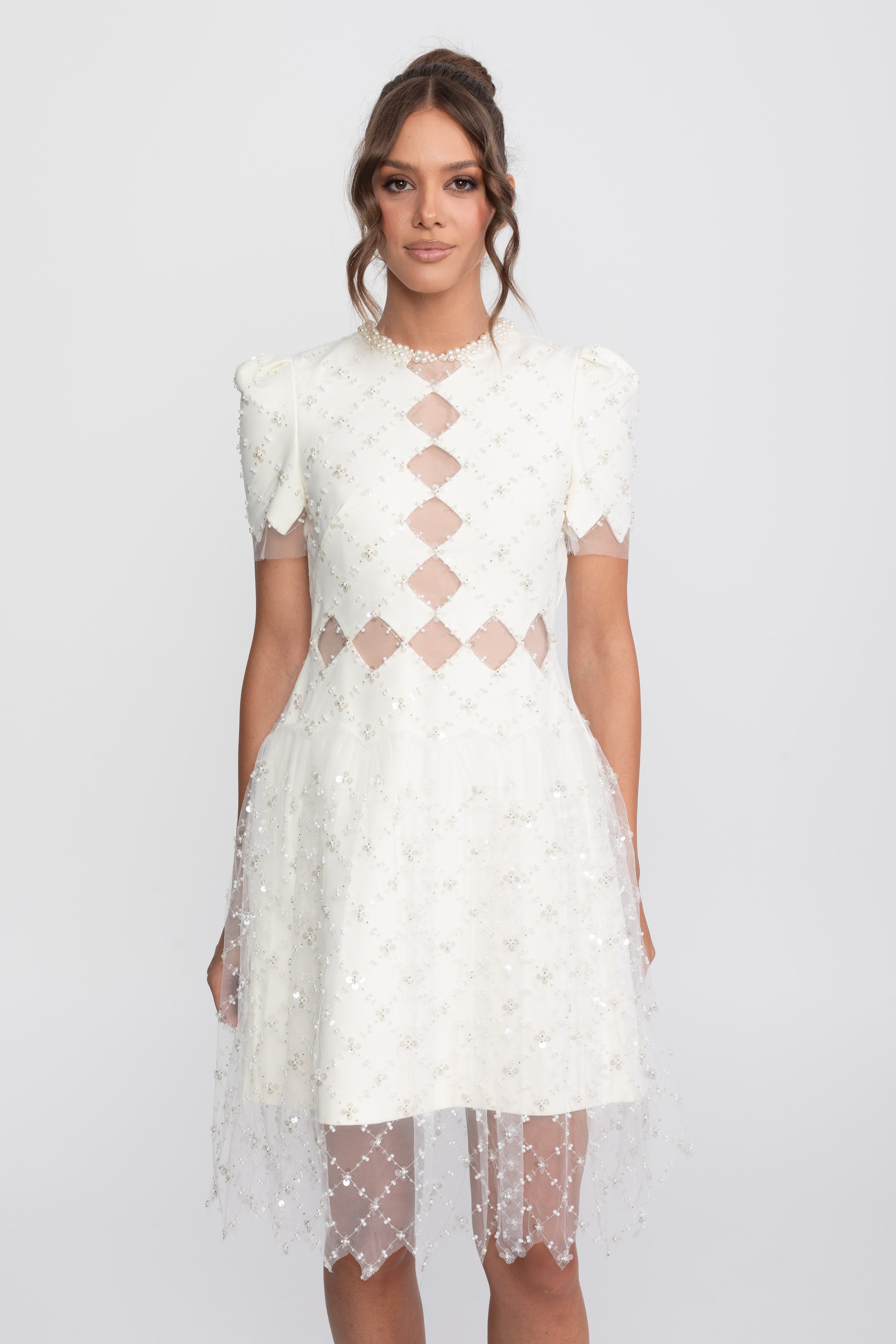 Abito con intagli a diamante e applicazioni di perline con profilo di perle - Bianco