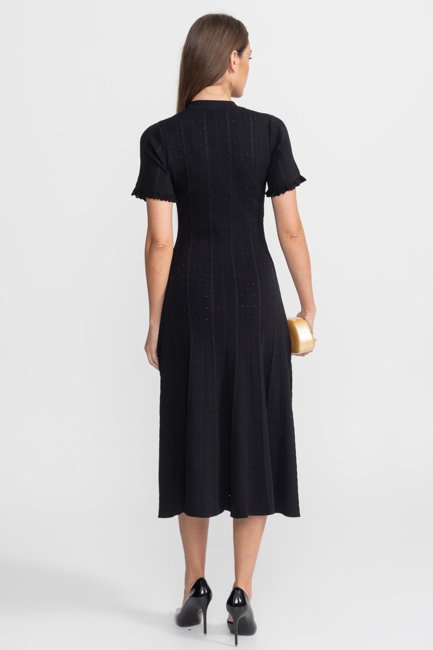 Abito Midi in Maglia con Bottoni sul Davanti e Maniche Smerlate – Nero