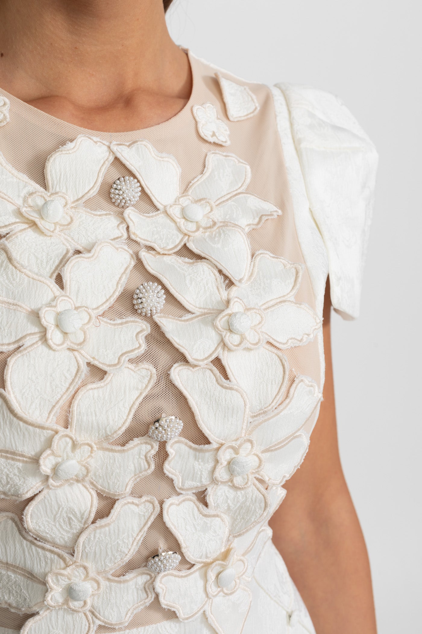 Mini abito con applicazioni floreali 3D e gonna trapuntata – Bianco