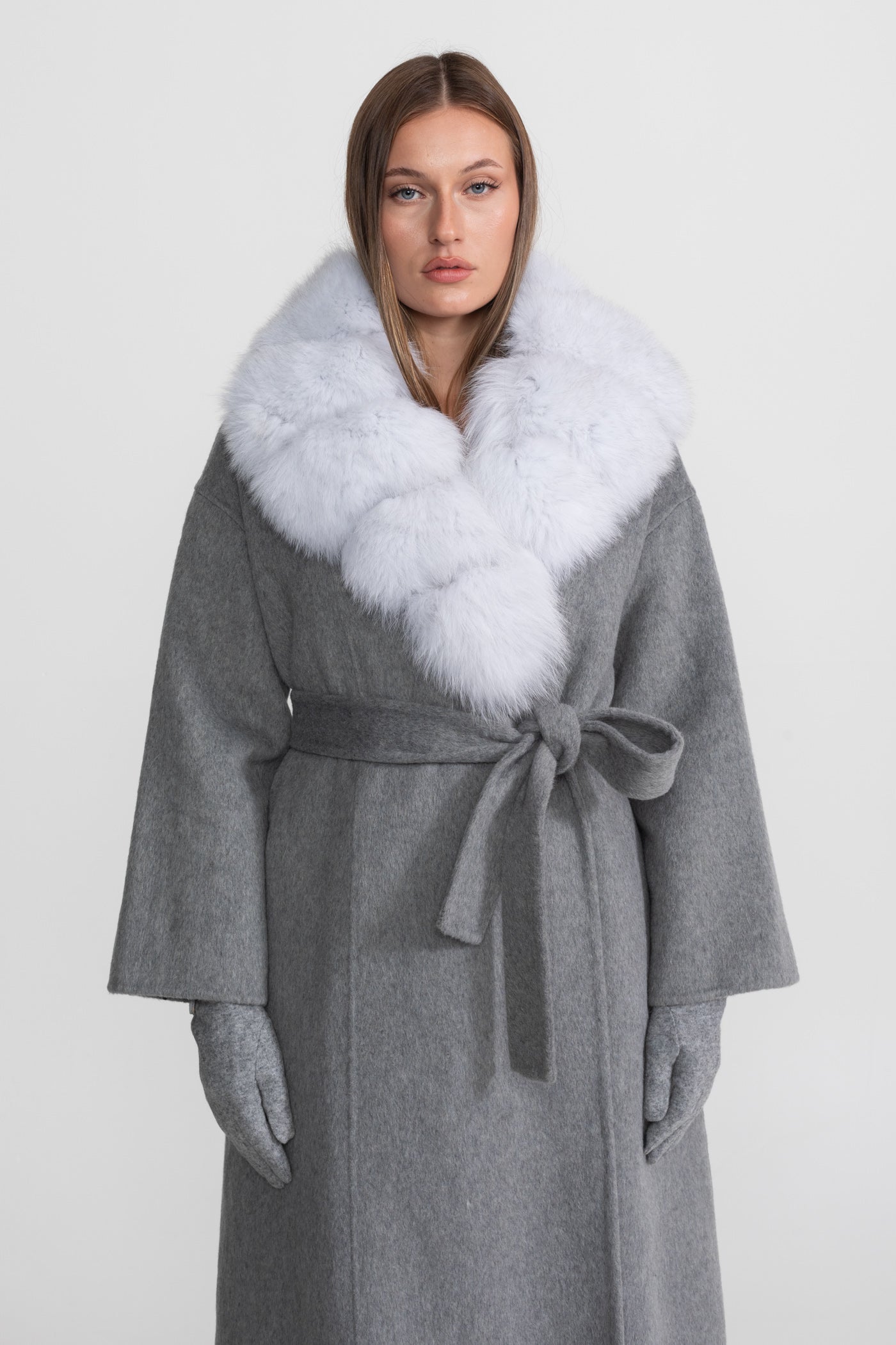 Cappotto avvolgente in lana con collo in pelliccia di volpe e cintura a fiocco – Grigio
