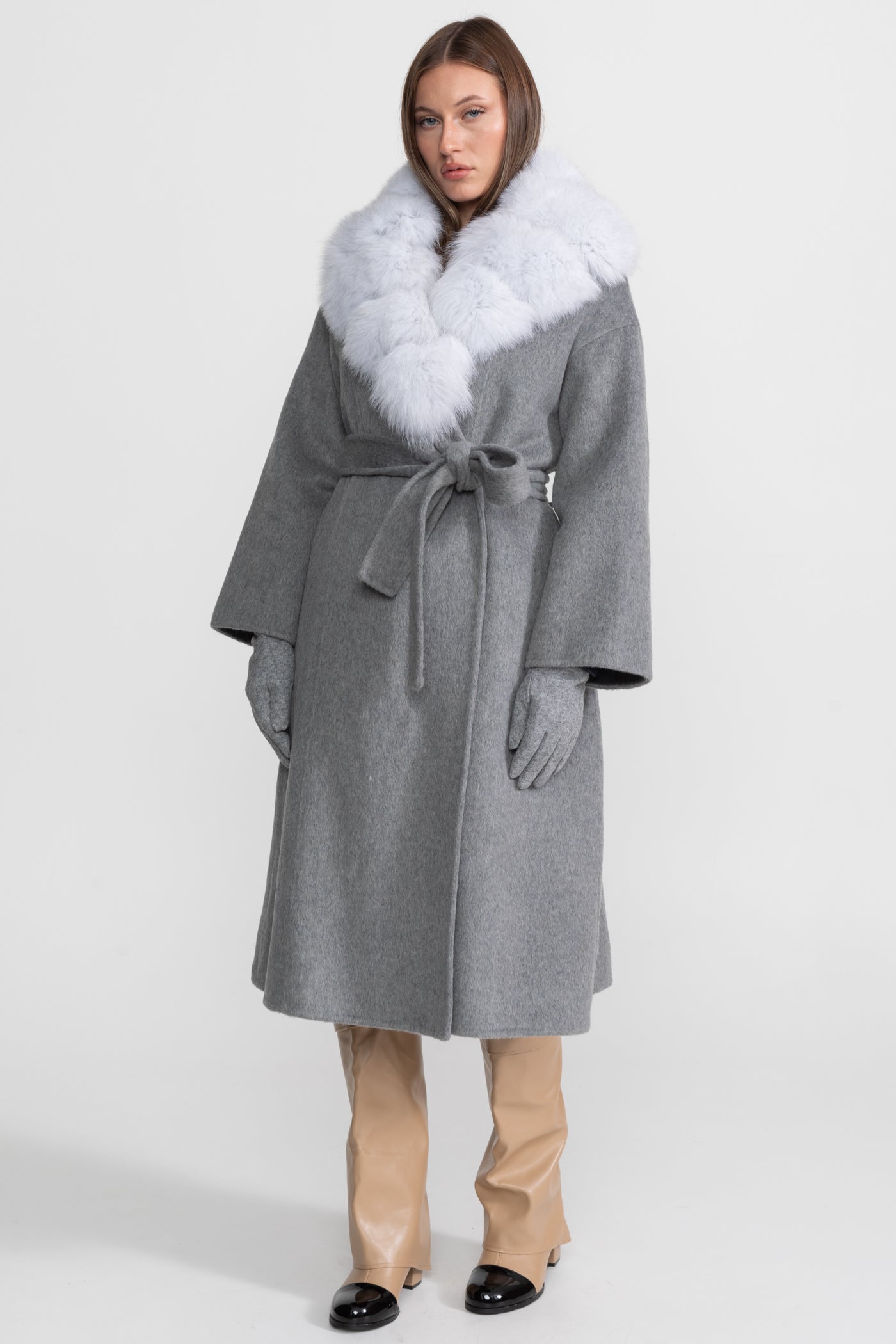 Cappotto avvolgente in lana con collo in pelliccia di volpe e cintura a fiocco – Grigio