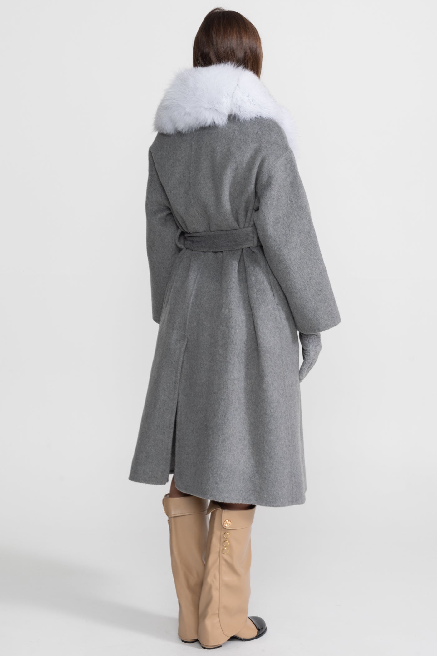 Cappotto avvolgente in lana con collo in pelliccia di volpe e cintura a fiocco – Grigio