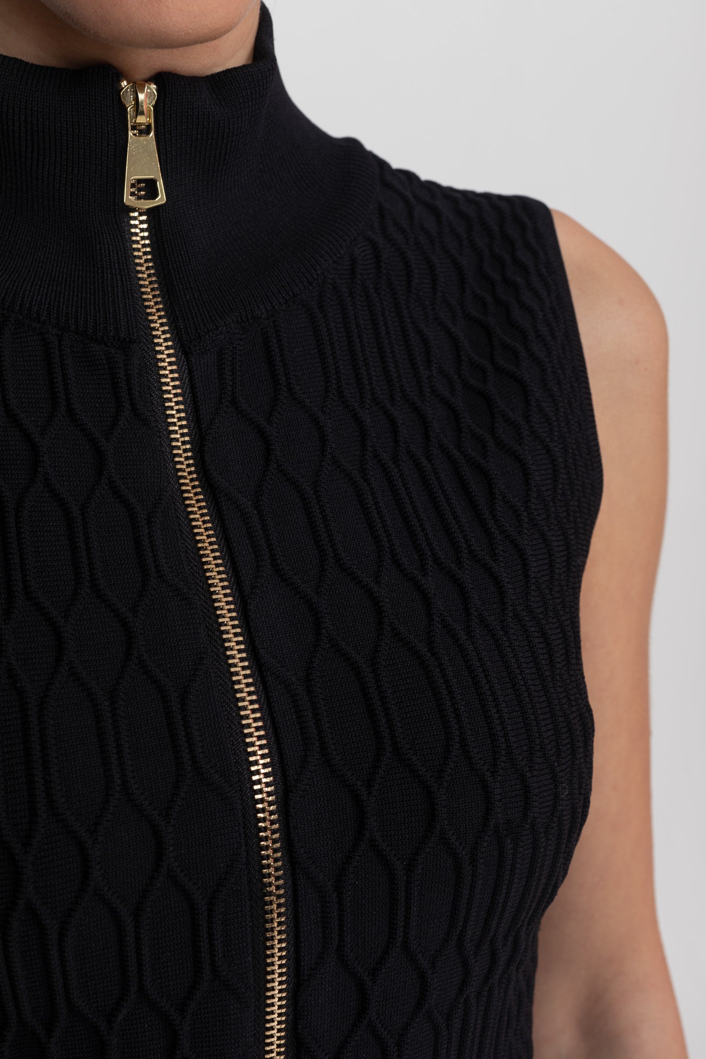 Completo coordinato in tessuto strutturato con top senza maniche a collo alto e minigonna abbinata - Nero