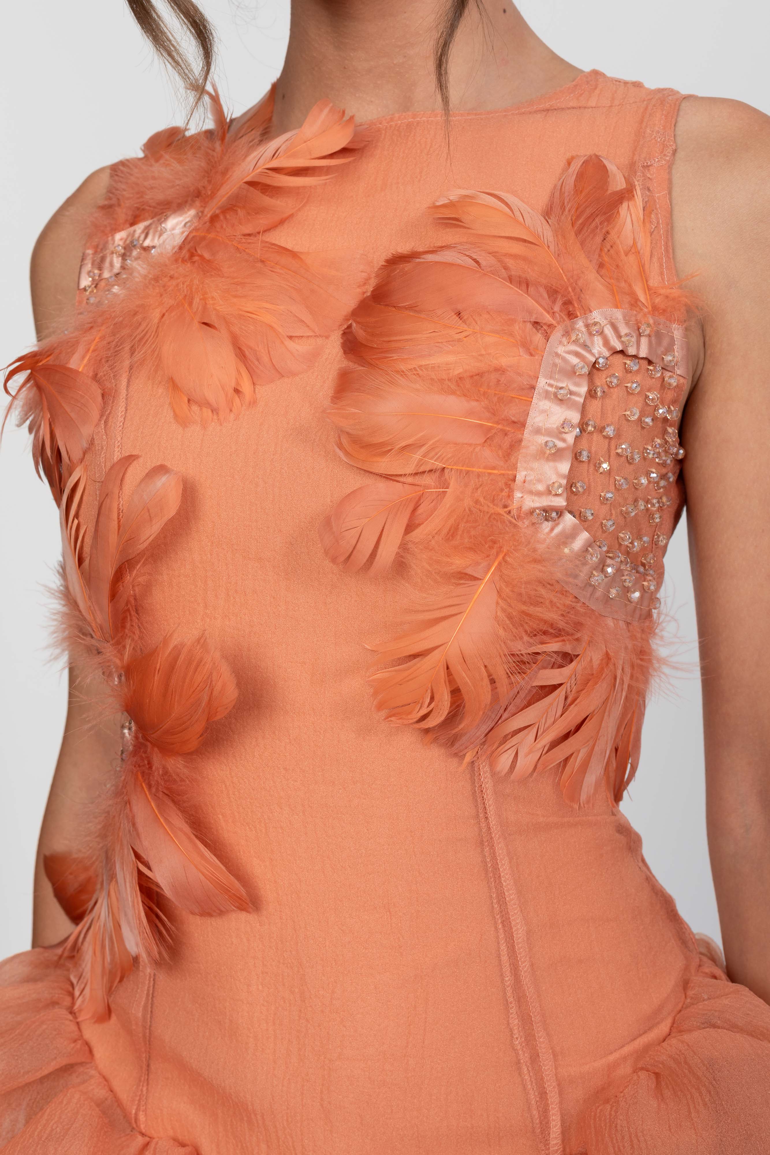 Abito mini peplum con applicazioni di piume 3D e perline di cristallo - Arancione