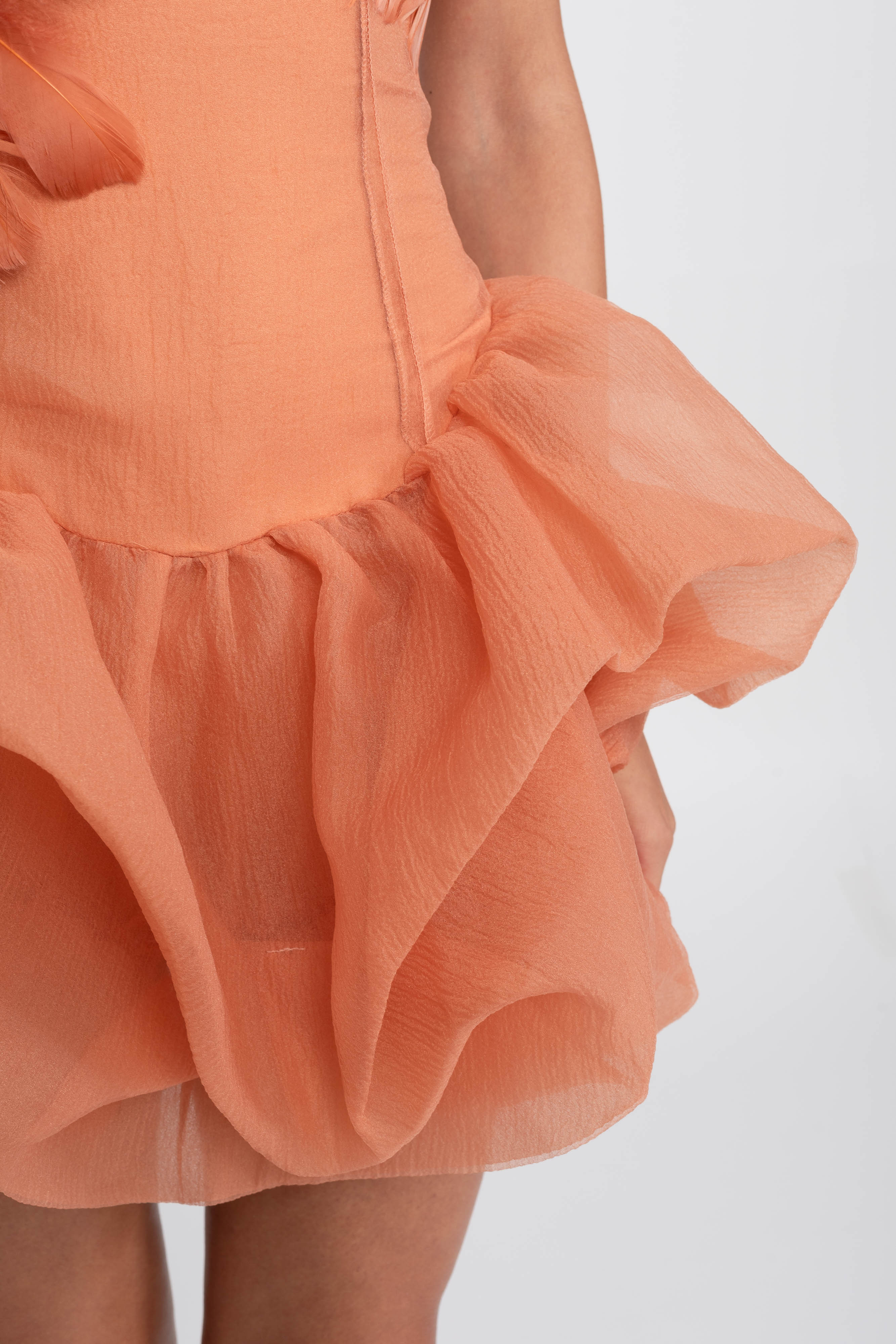 Abito mini peplum con applicazioni di piume 3D e perline di cristallo - Arancione