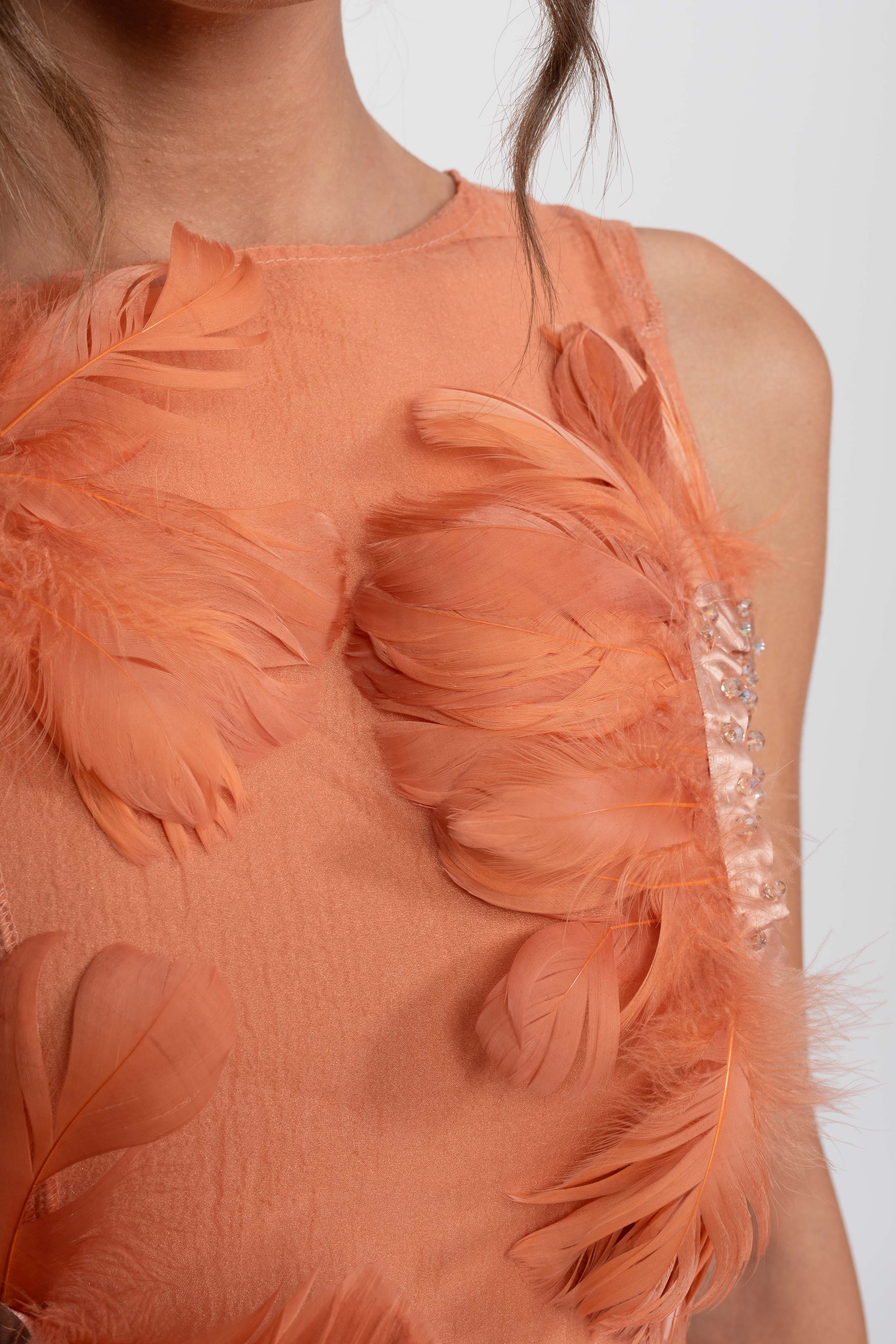 Abito mini peplum con applicazioni di piume 3D e perline di cristallo - Arancione