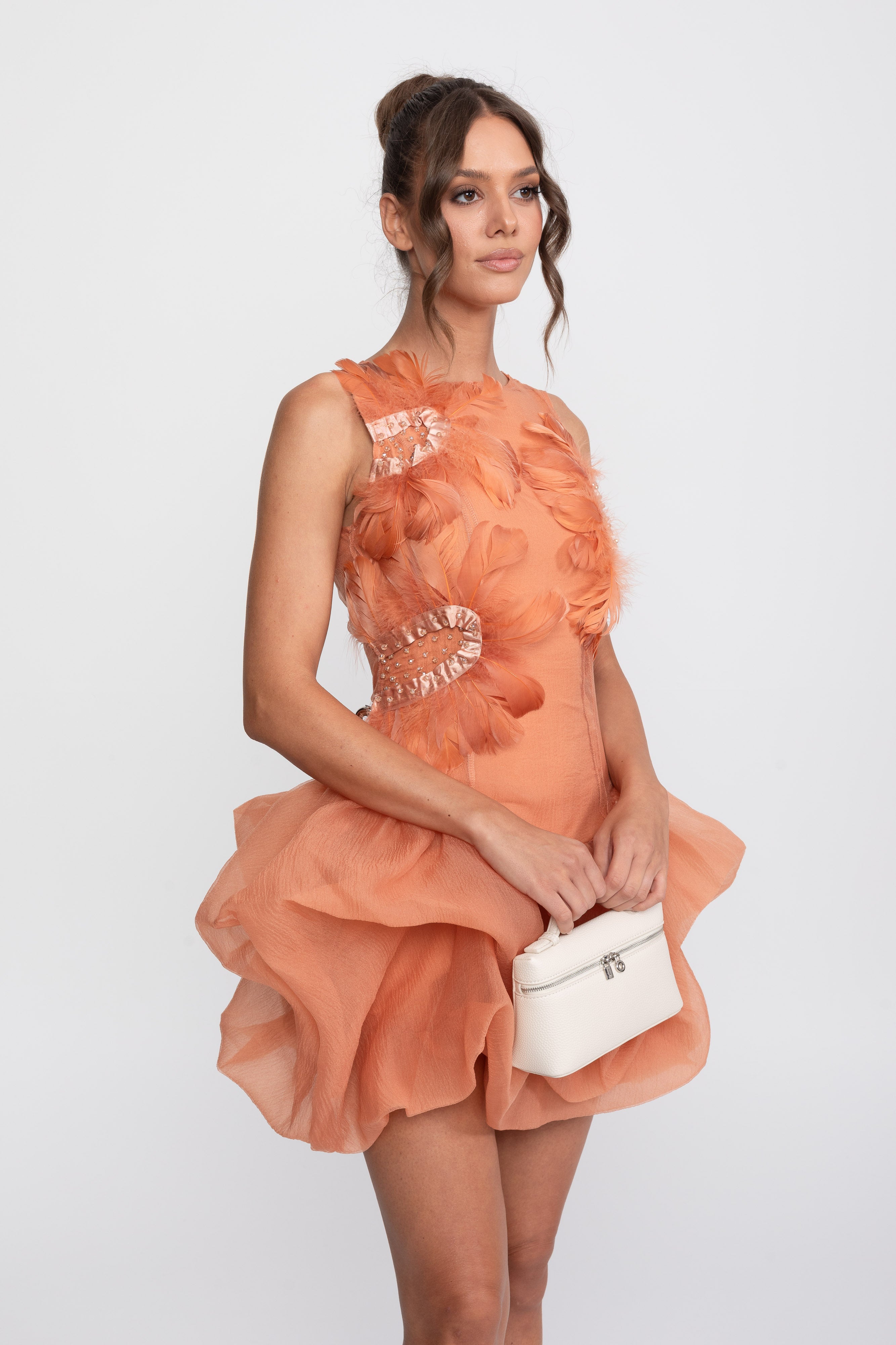 Abito mini peplum con applicazioni di piume 3D e perline di cristallo - Arancione