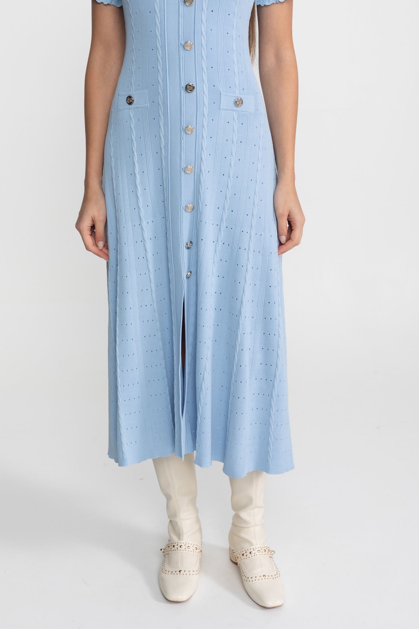 Abito Midi in Maglia con Bottoni sul Davanti e Maniche Smerlate – Baby Blue