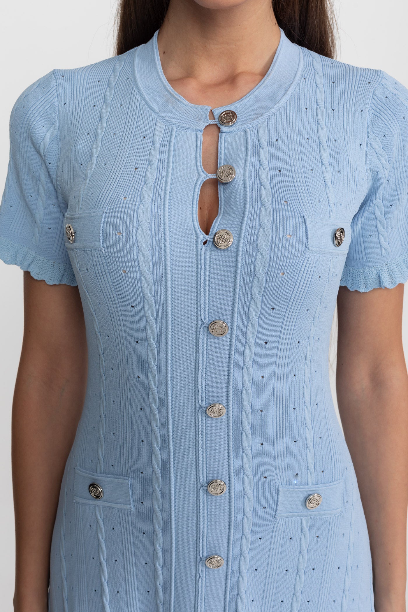 Abito Midi in Maglia con Bottoni sul Davanti e Maniche Smerlate – Baby Blue