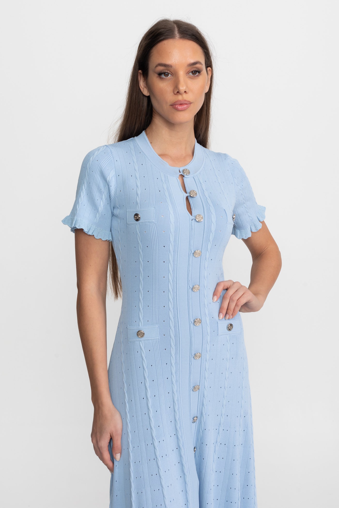 Abito Midi in Maglia con Bottoni sul Davanti e Maniche Smerlate – Baby Blue